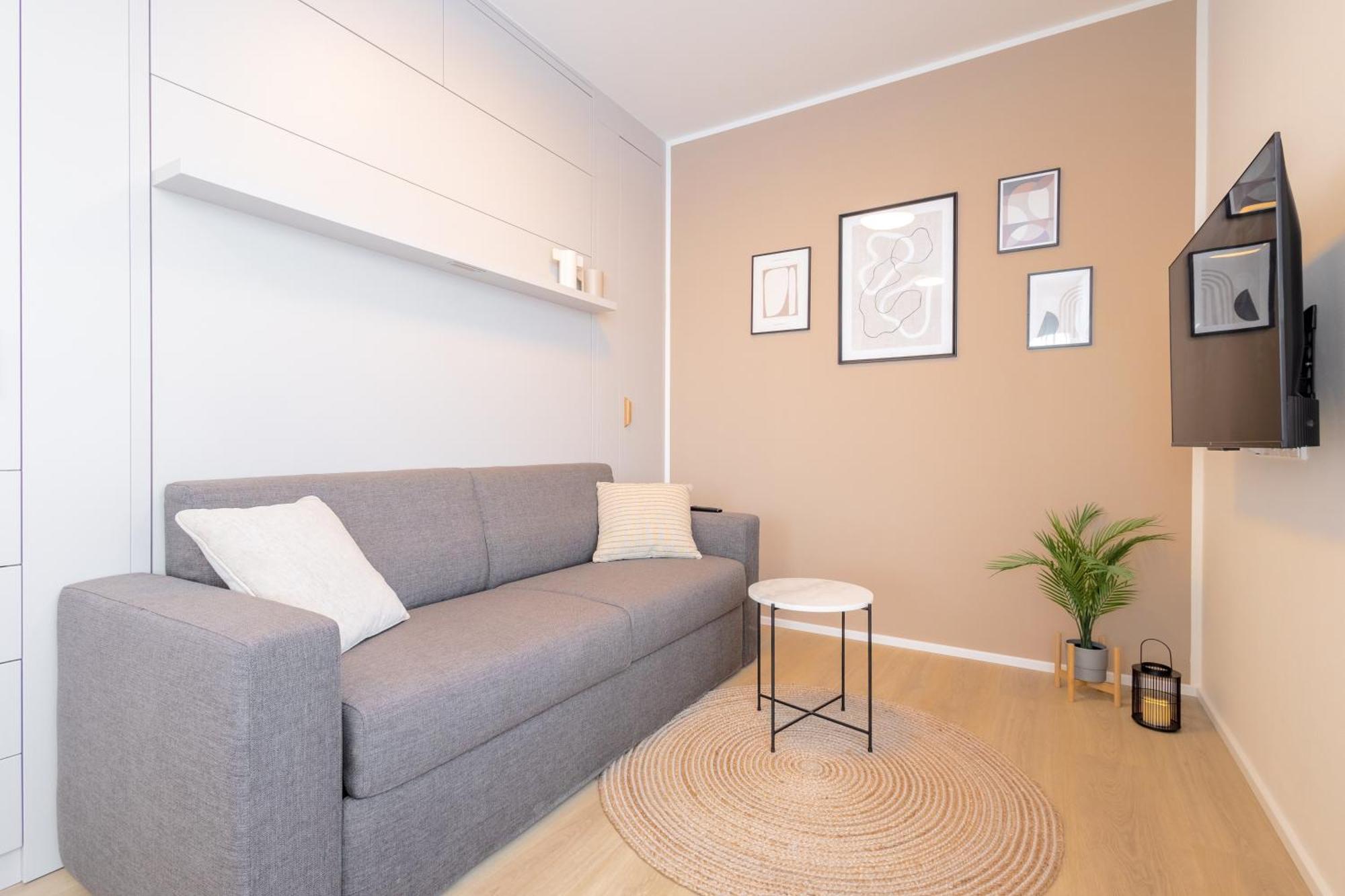 Bright 2br - 7th Floor, Balcony, Free Parking By Gravity Apartment Prague