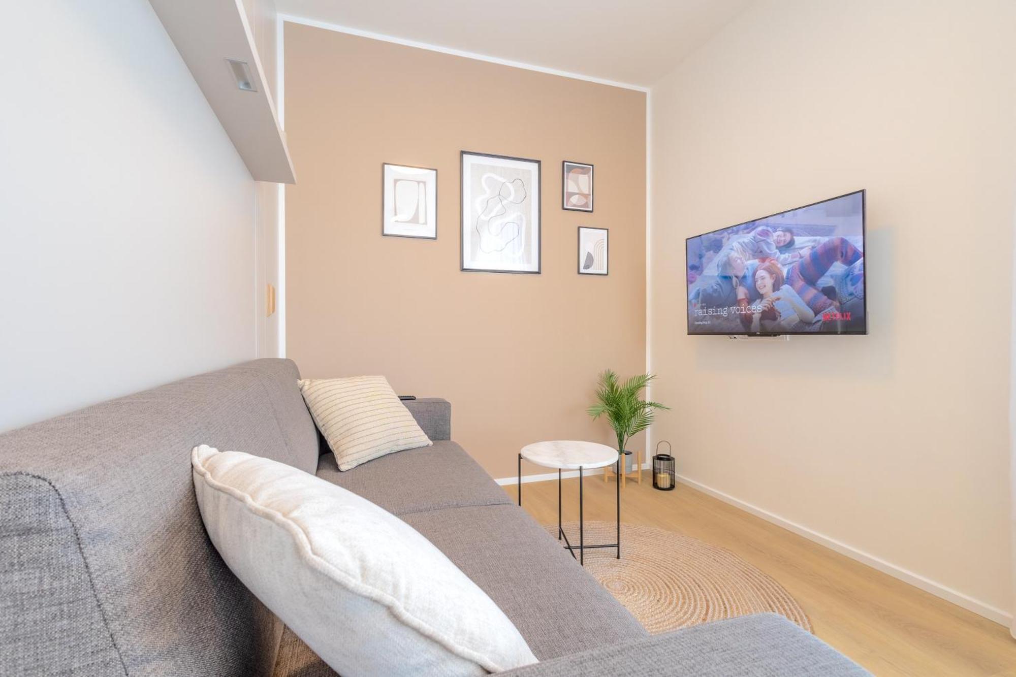 Bright 2br - 7th Floor, Balcony, Free Parking By Gravity Prague
