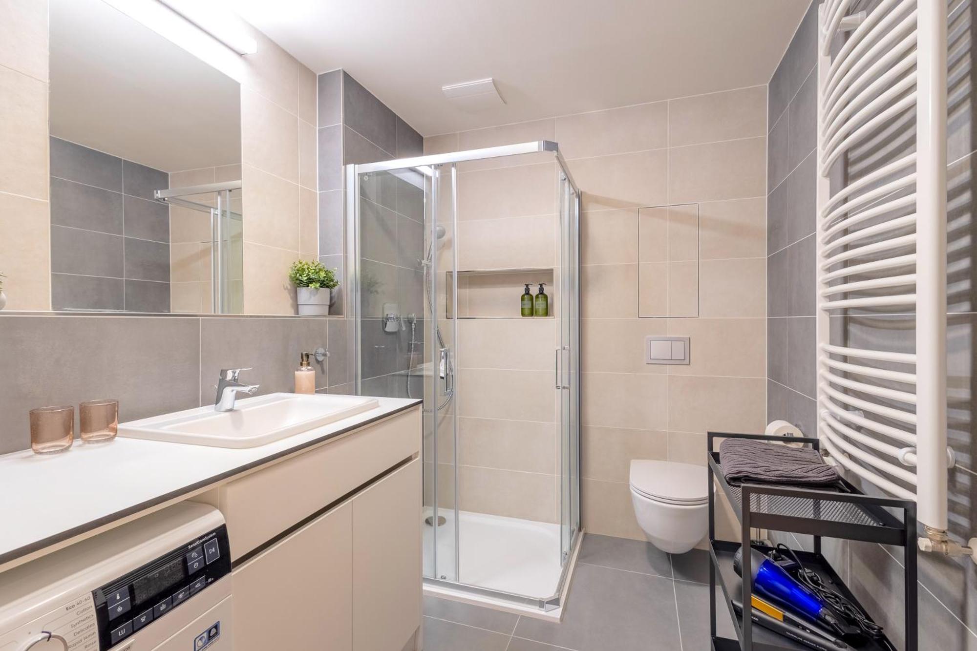 Bright 2br - 7th Floor, Balcony, Free Parking By Gravity * Prague