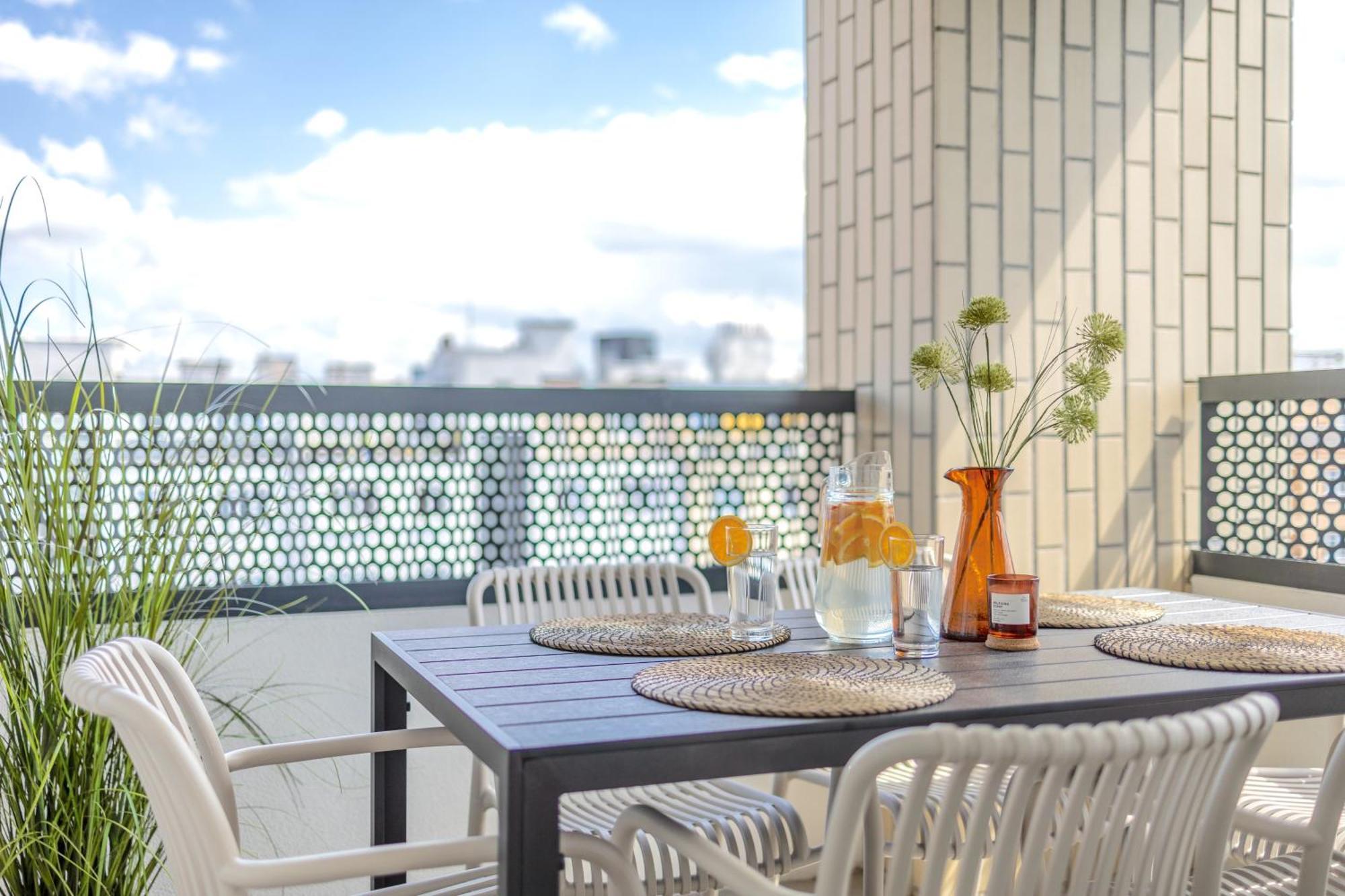 Bright 2br - 7th Floor, Balcony, Free Parking By Gravity Apartment