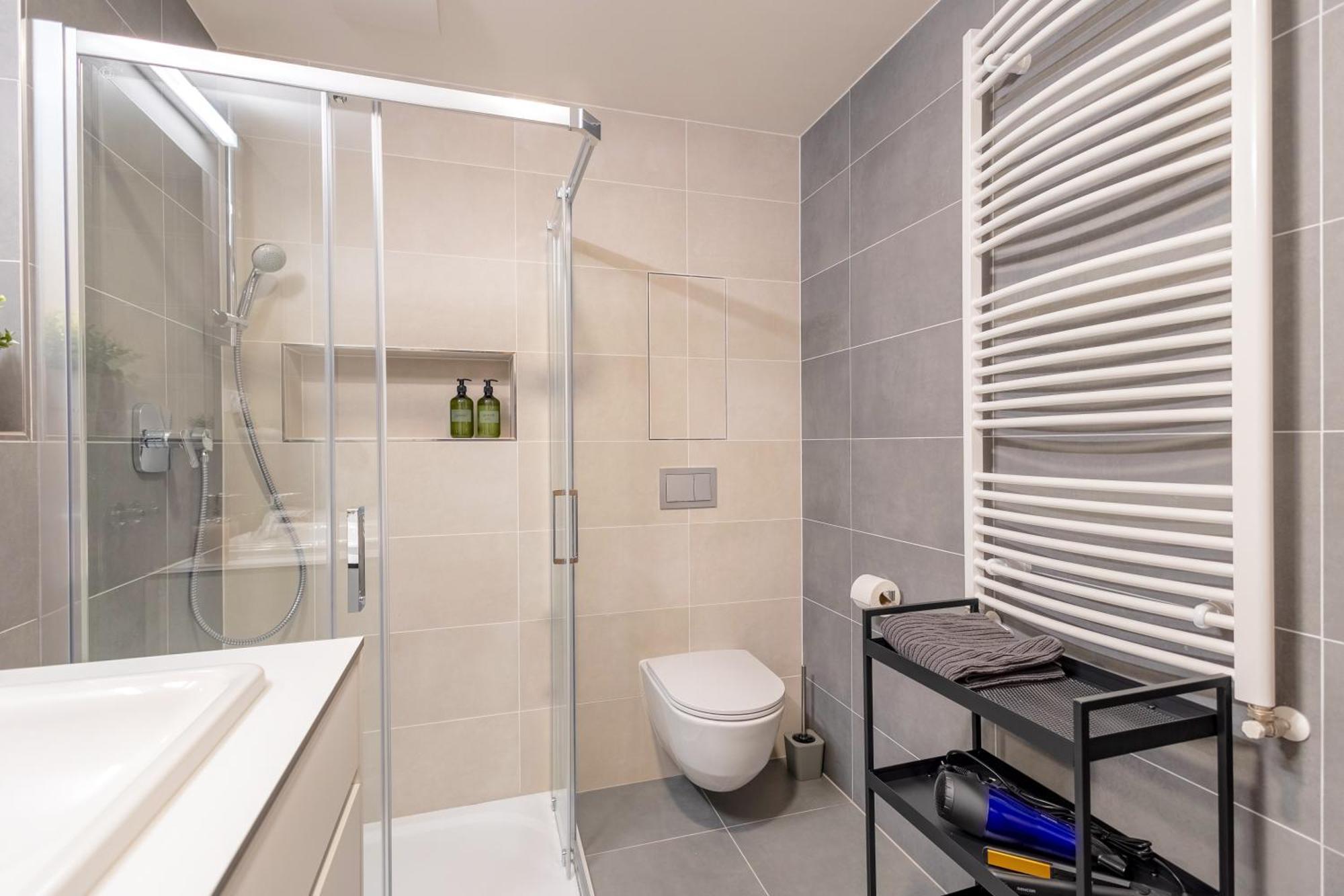Bright 2br - 7th Floor, Balcony, Free Parking By Gravity Apartment *
