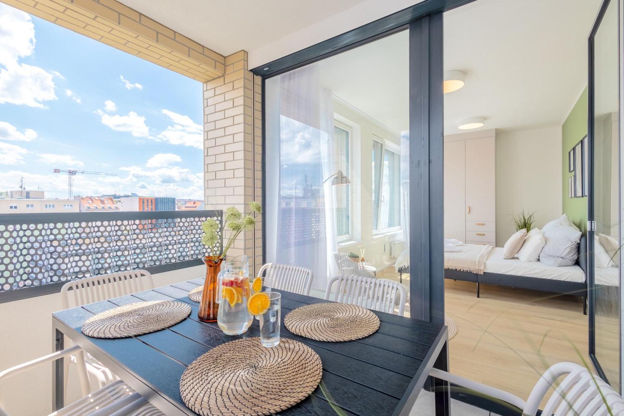 Apartment Bright 2br - 7th Floor, Balcony, Free Parking By Gravity Prague