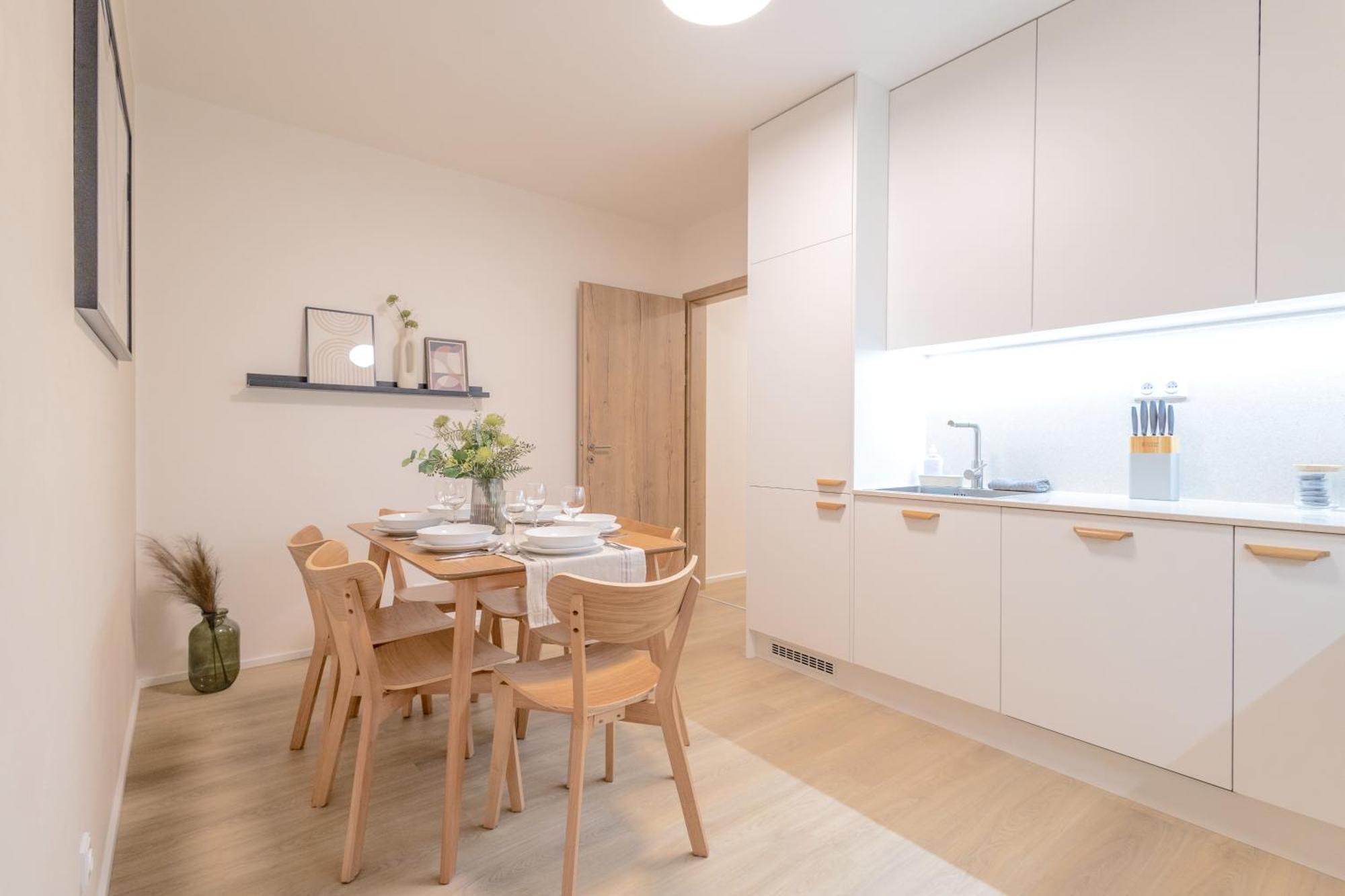 Apartment Bright 2br - 7th Floor, Balcony, Free Parking By Gravity
