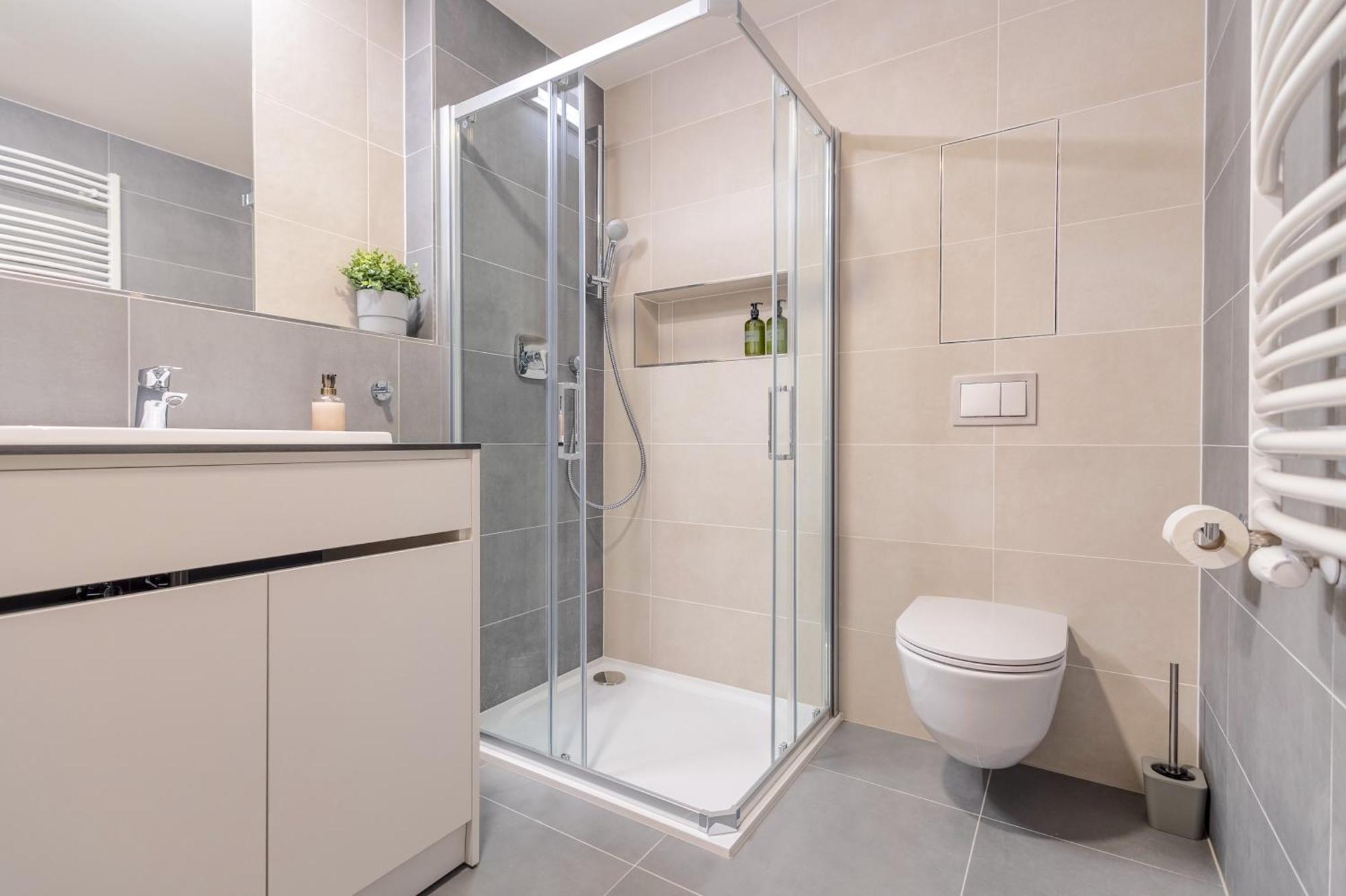 Bright 2br - 7th Floor, Balcony, Free Parking By Gravity Apartment Prague