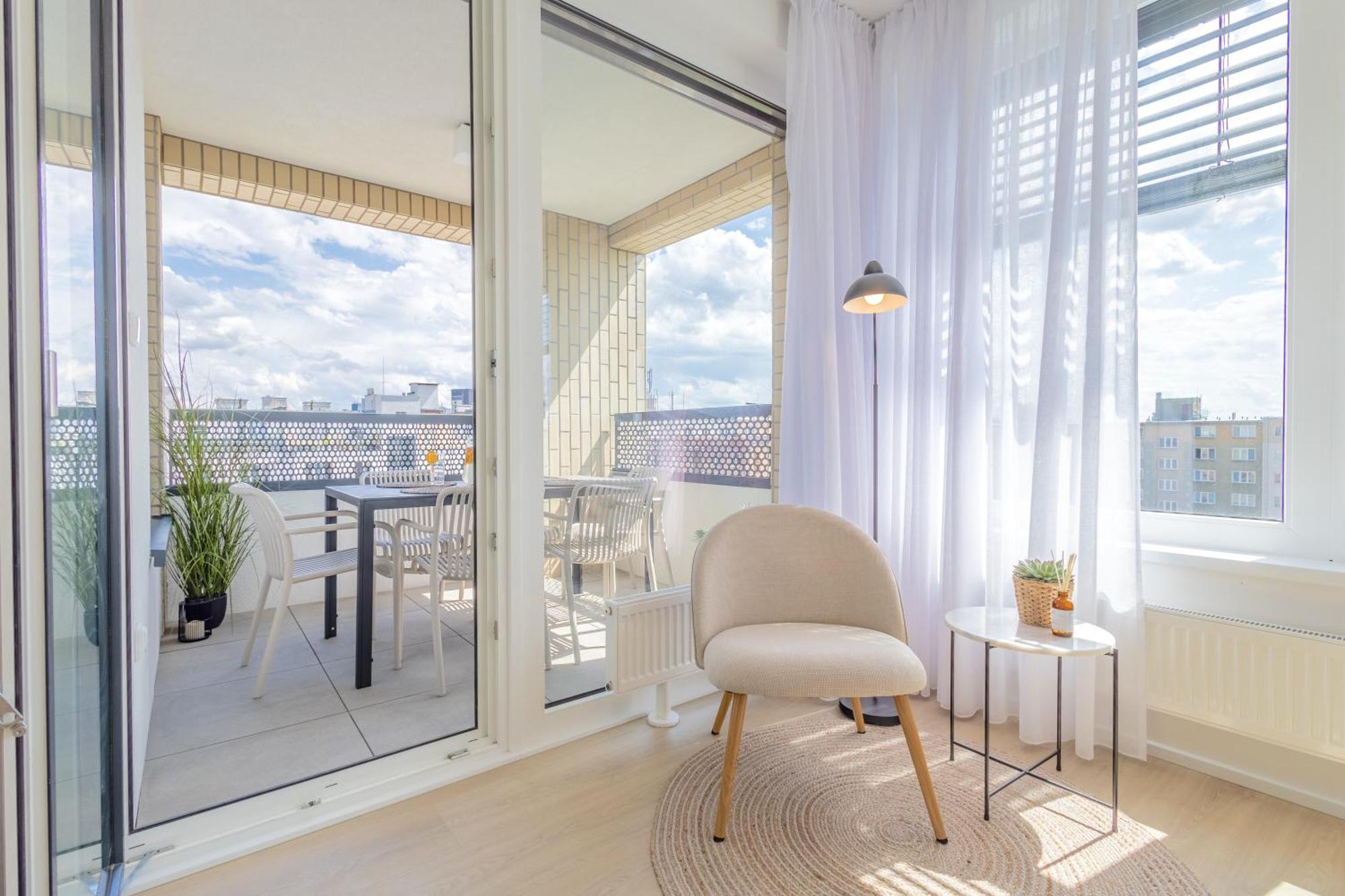 Bright 2br - 7th Floor, Balcony, Free Parking By Gravity Apartment *