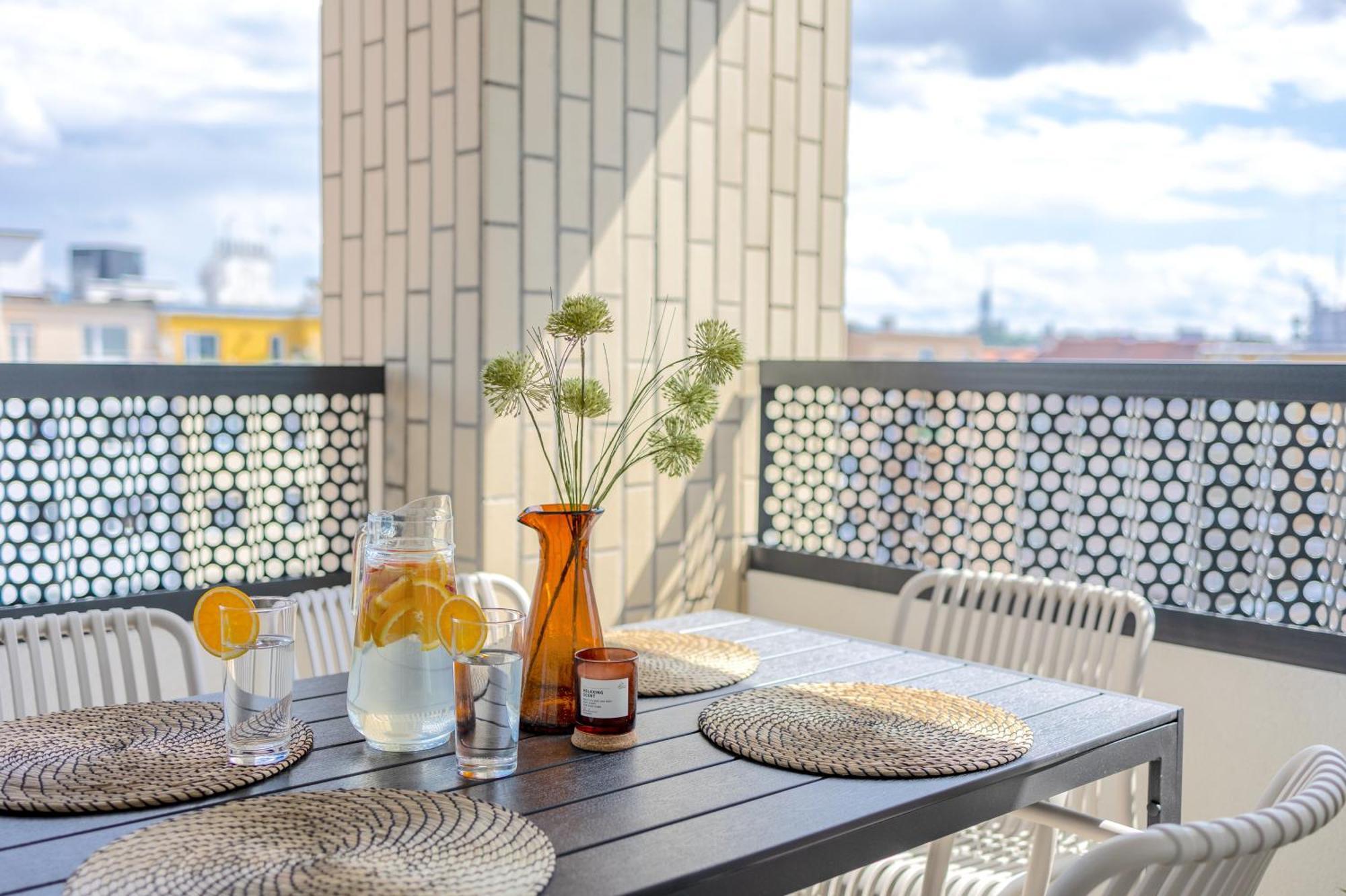 Bright 2br - 7th Floor, Balcony, Free Parking By Gravity *