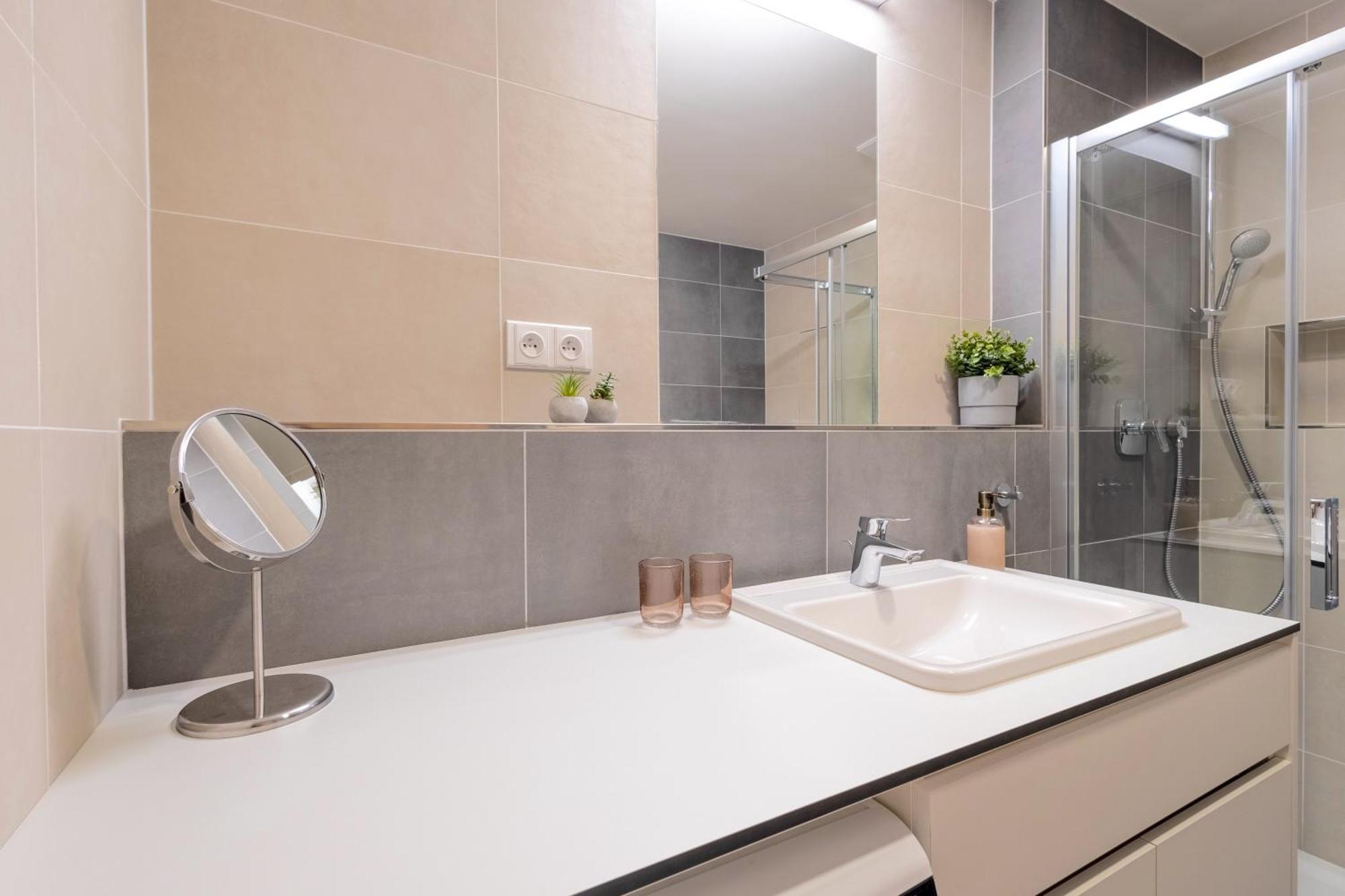 Apartmán Bright 2br - 7th Floor, Balcony, Free Parking By Gravity