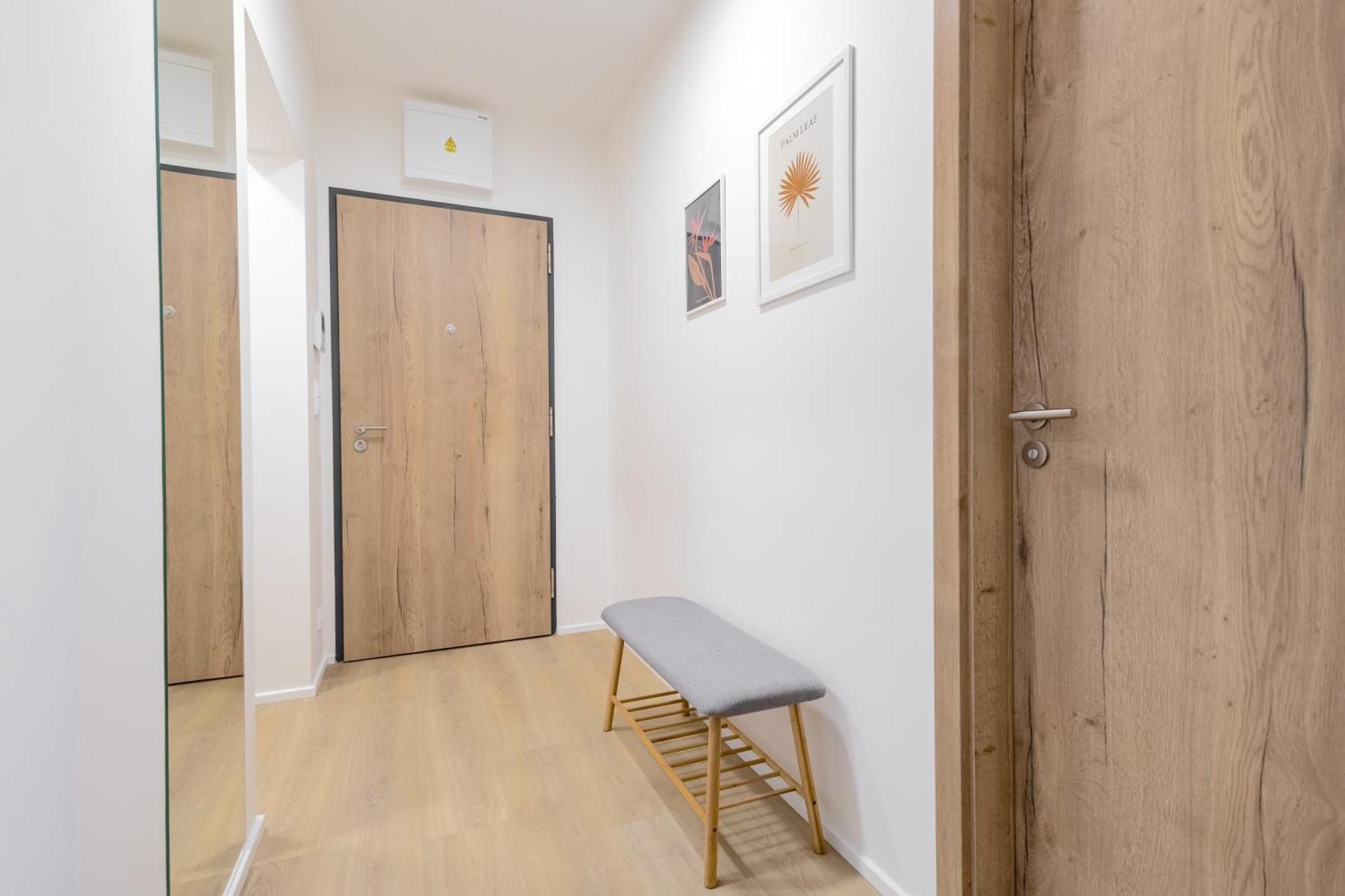Bright 2br - 7th Floor, Balcony, Free Parking By Gravity Apartment Prague