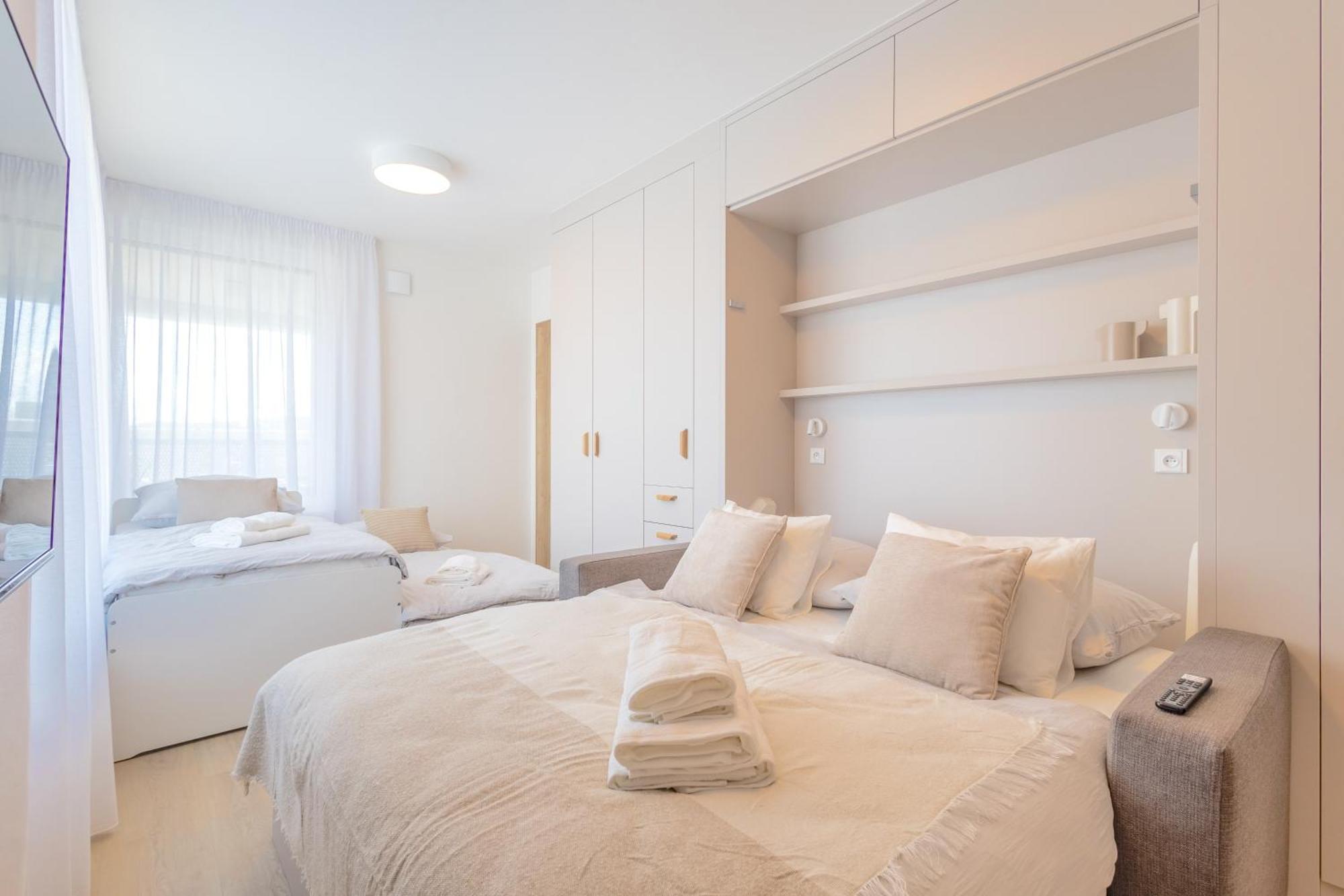 Apartment Bright 2br - 7th Floor, Balcony, Free Parking By Gravity