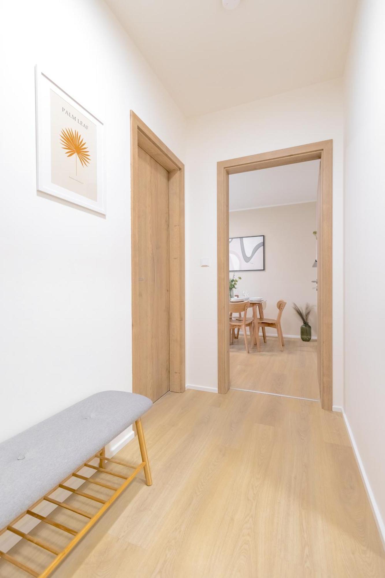 Apartment Bright 2br - 7th Floor, Balcony, Free Parking By Gravity Prague