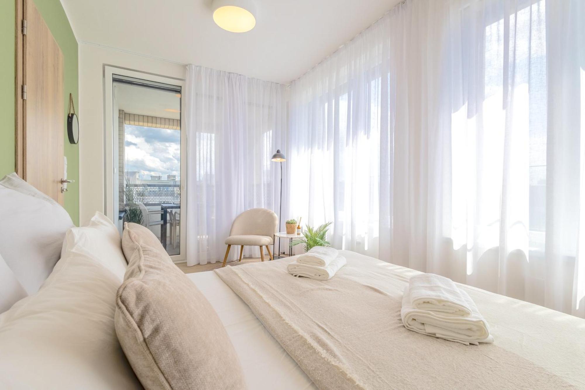 Bright 2br - 7th Floor, Balcony, Free Parking By Gravity Prague