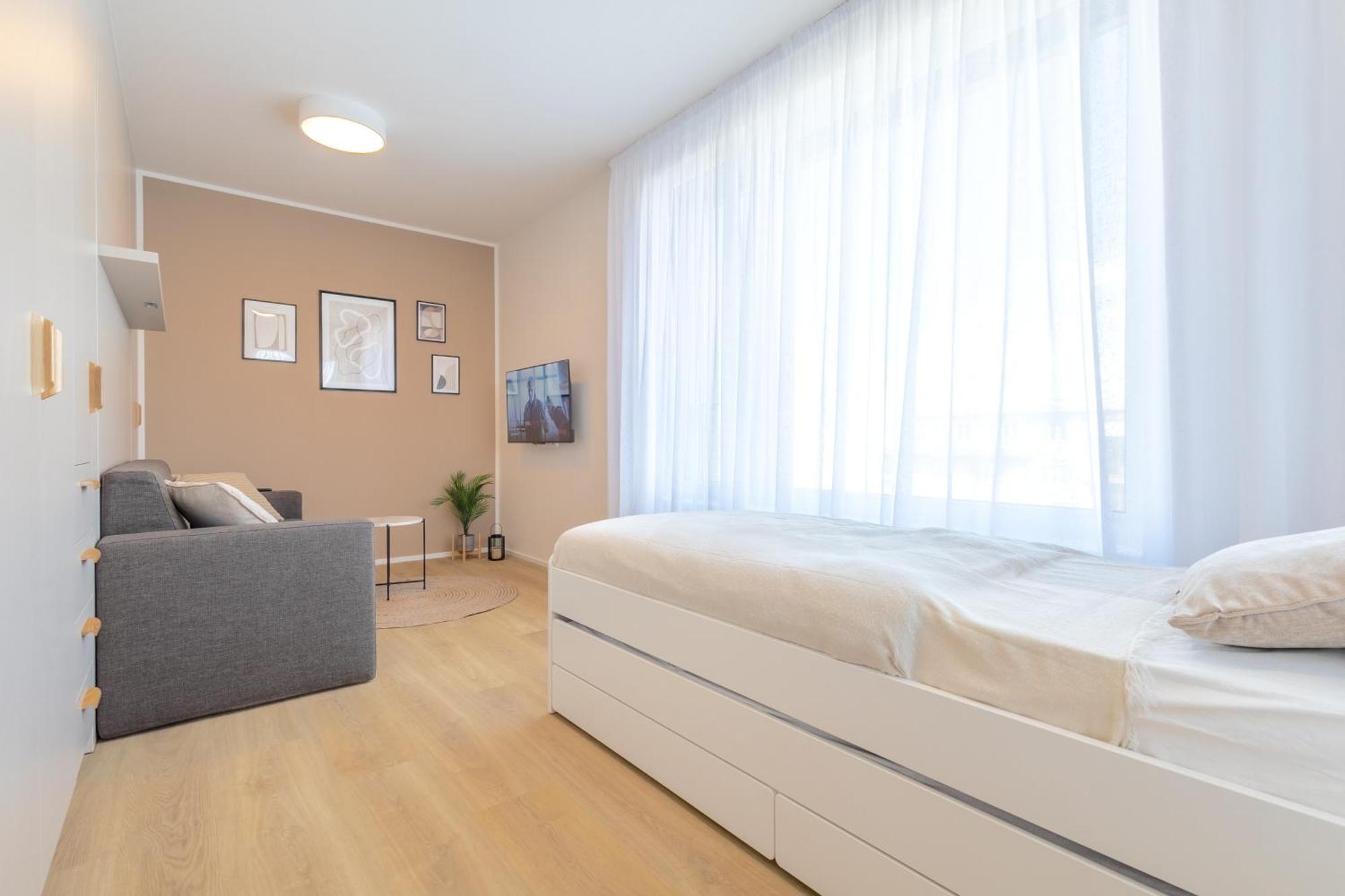Apartment Bright 2br - 7th Floor, Balcony, Free Parking By Gravity *