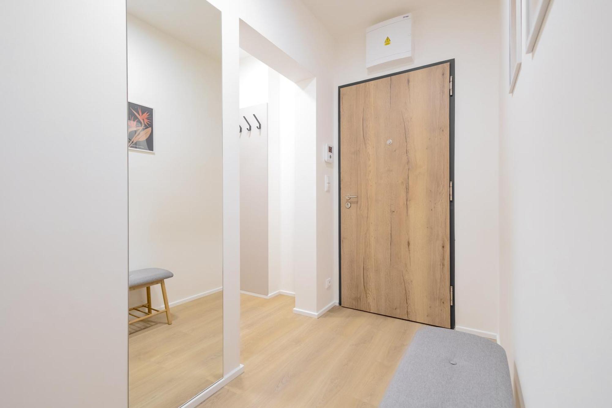 Bright 2br - 7th Floor, Balcony, Free Parking By Gravity Apartment *
