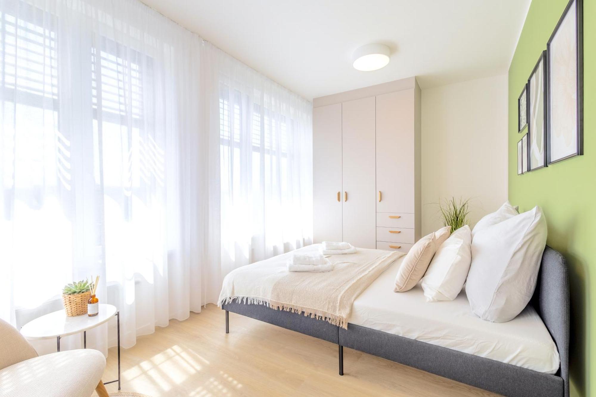 Bright 2br - 7th Floor, Balcony, Free Parking By Gravity Prague