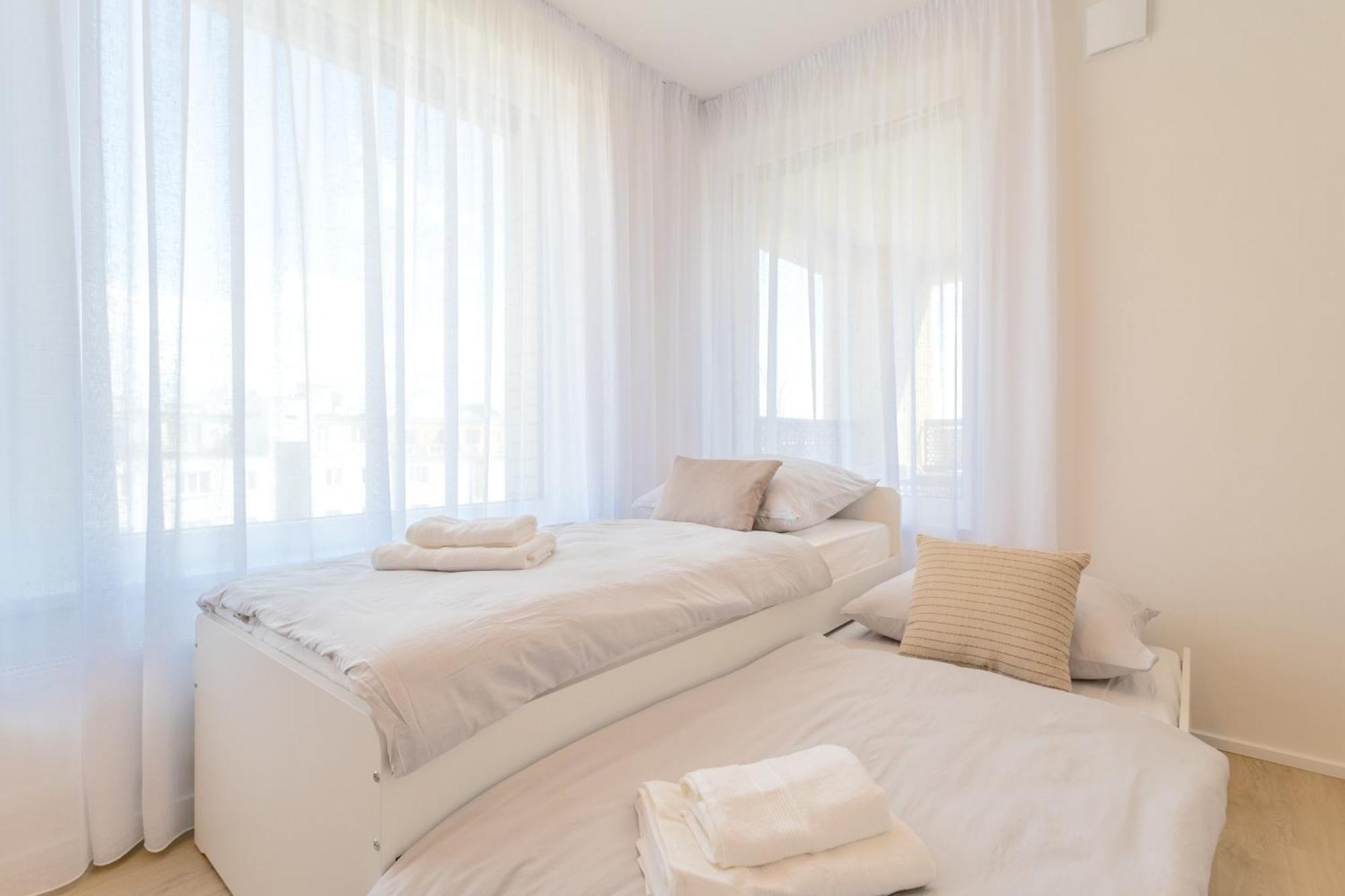 Apartment Bright 2br - 7th Floor, Balcony, Free Parking By Gravity Prague