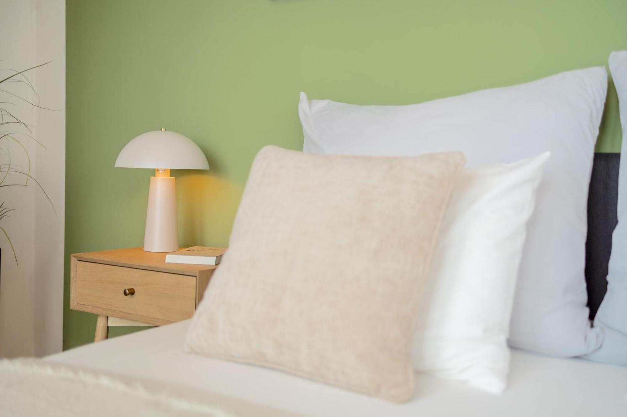 Bright 2br - 7th Floor, Balcony, Free Parking By Gravity * Prague