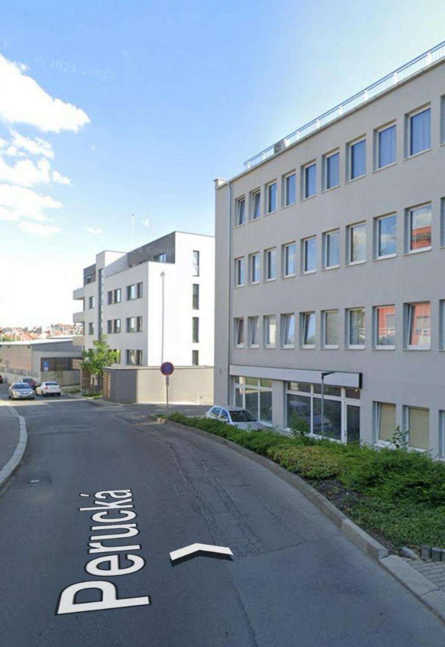 2 L Ground Floor Free Parking *