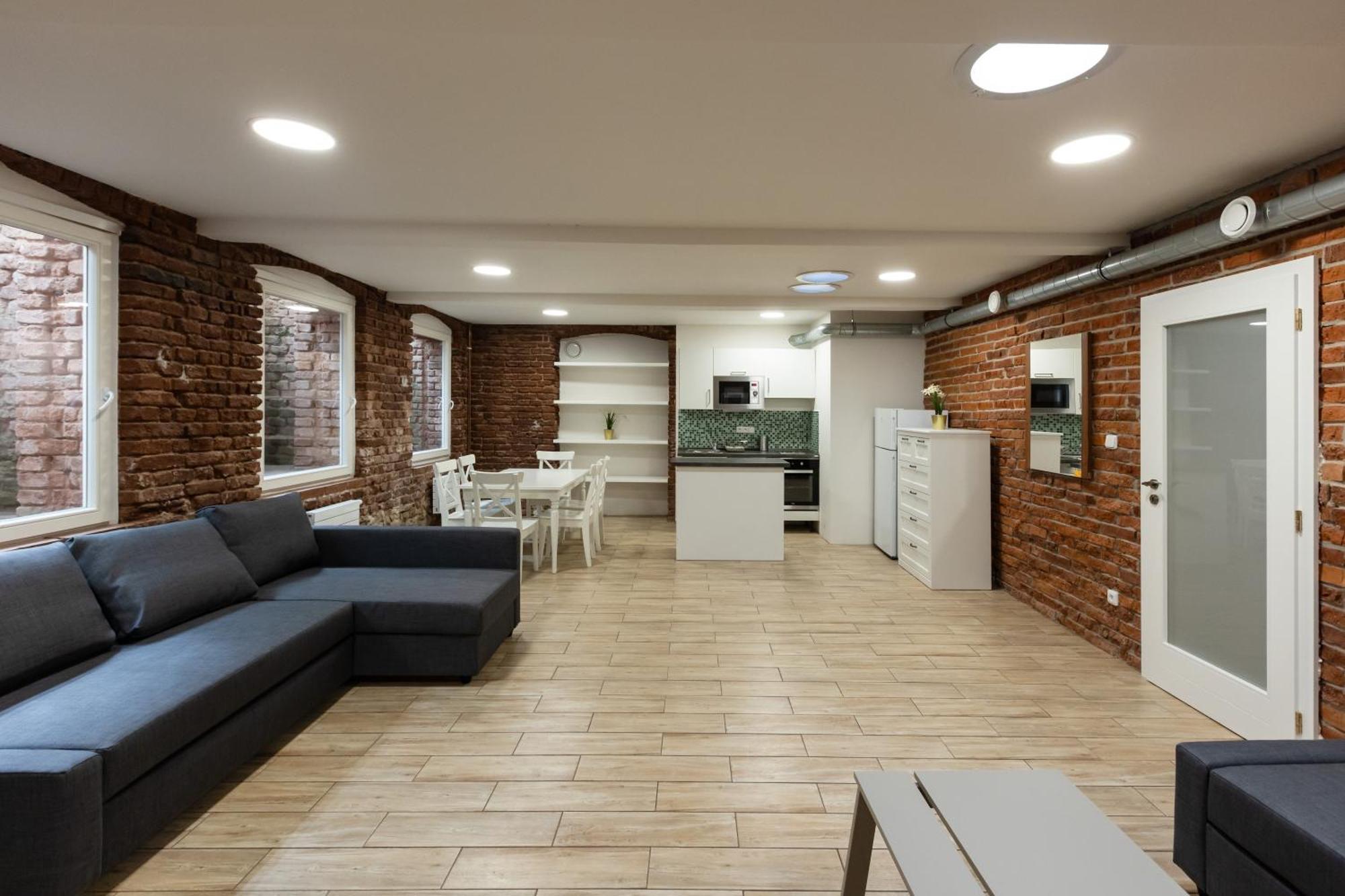 Apartment Spacious In Quiet Courtyard Near Charles Bridge *