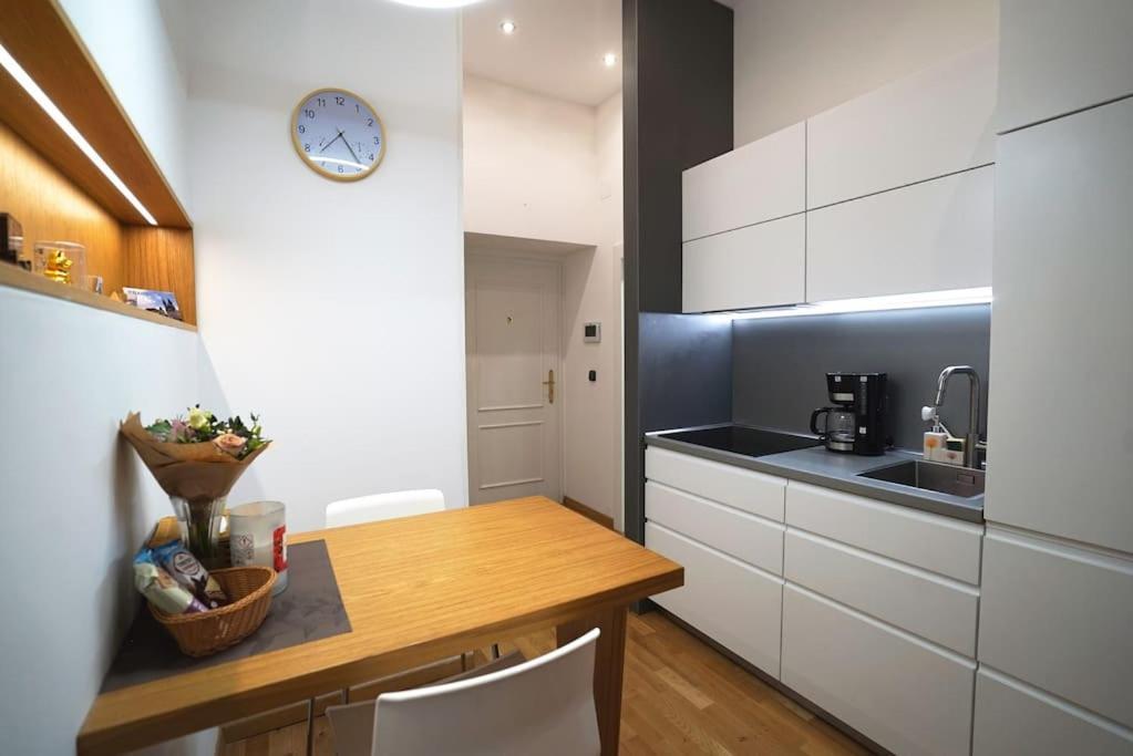 Cozy With Garage Apartment *