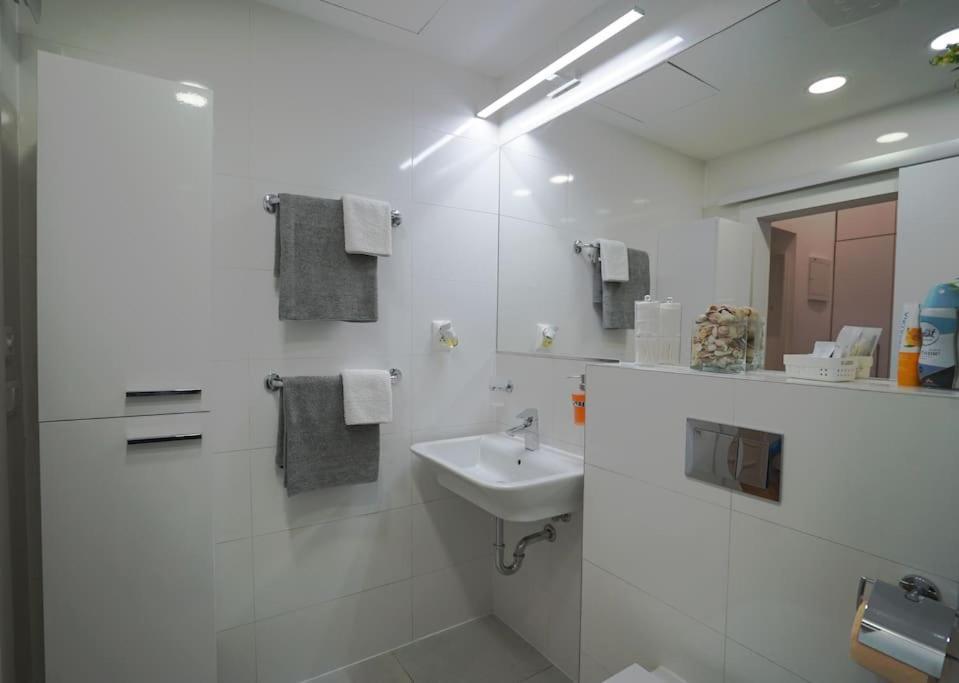 Cozy With Garage Apartment Prag