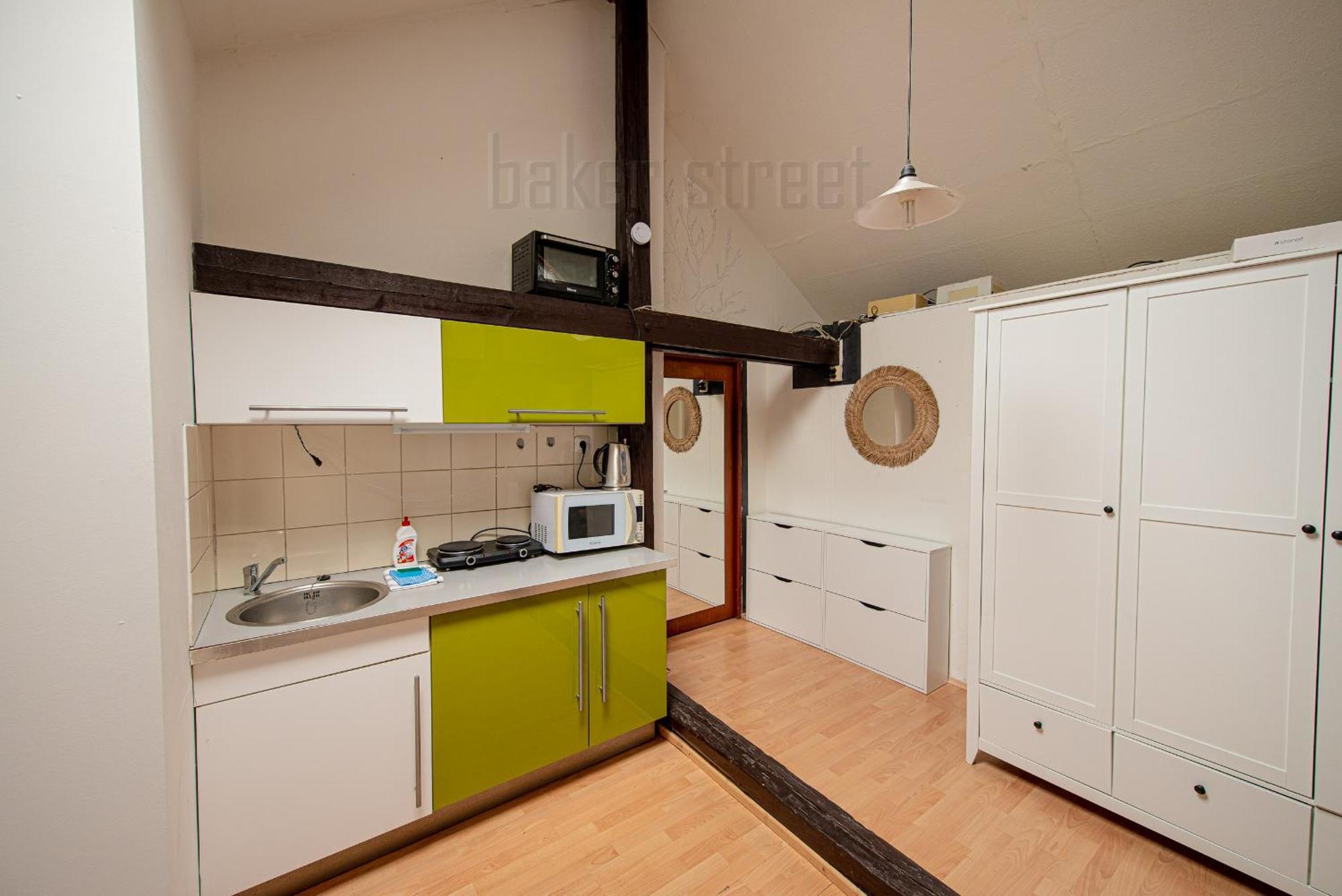 Attic 3 Bedrooms With 2 Bathrooms *
