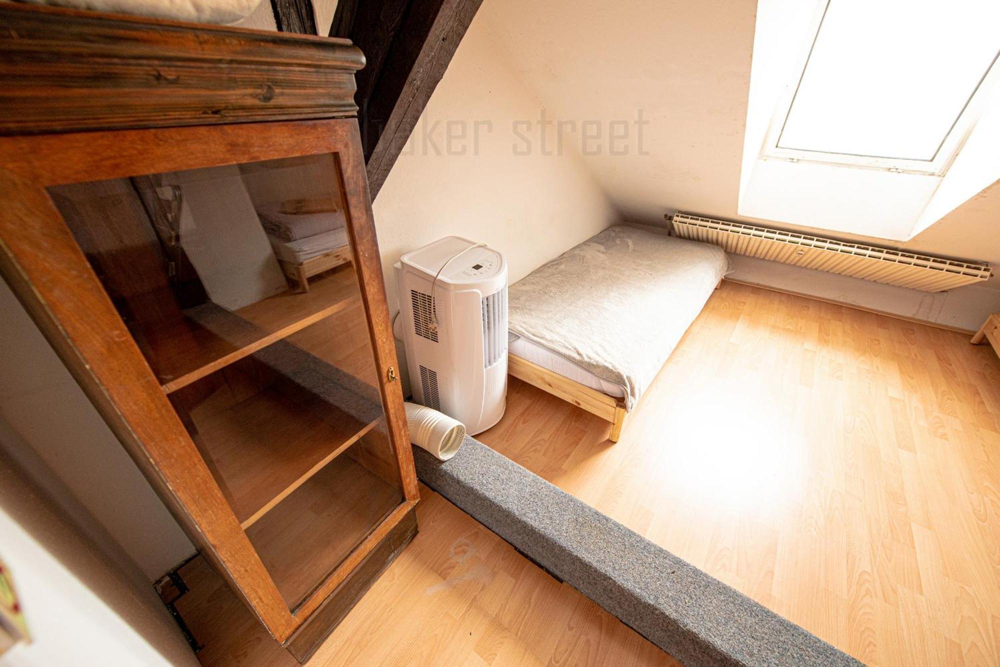 Attic 3 Bedrooms With 2 Bathrooms Apartment