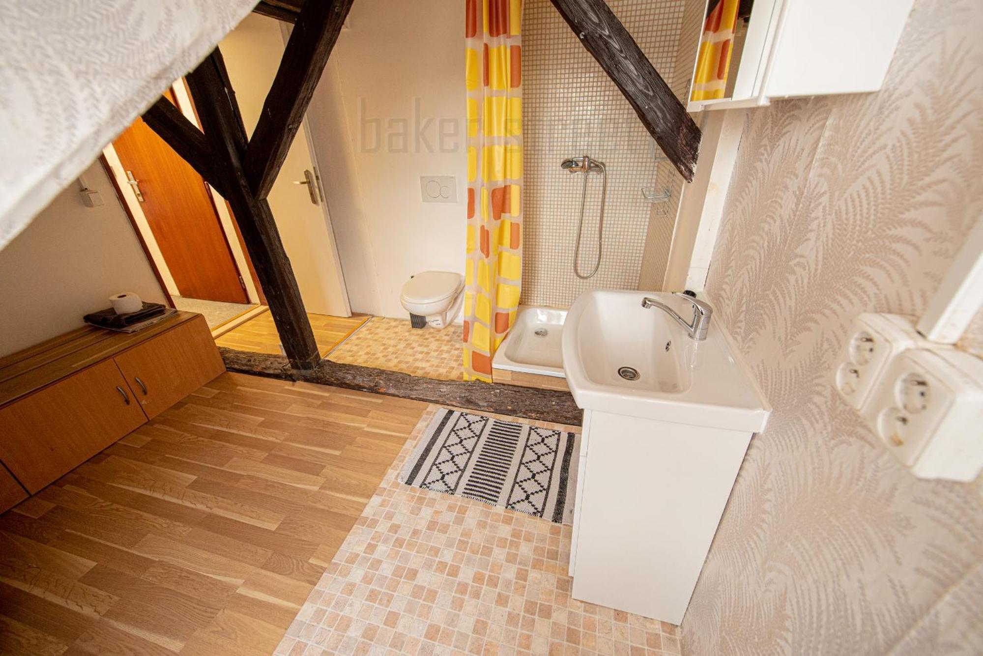 Attic 3 Bedrooms With 2 Bathrooms Apartment
