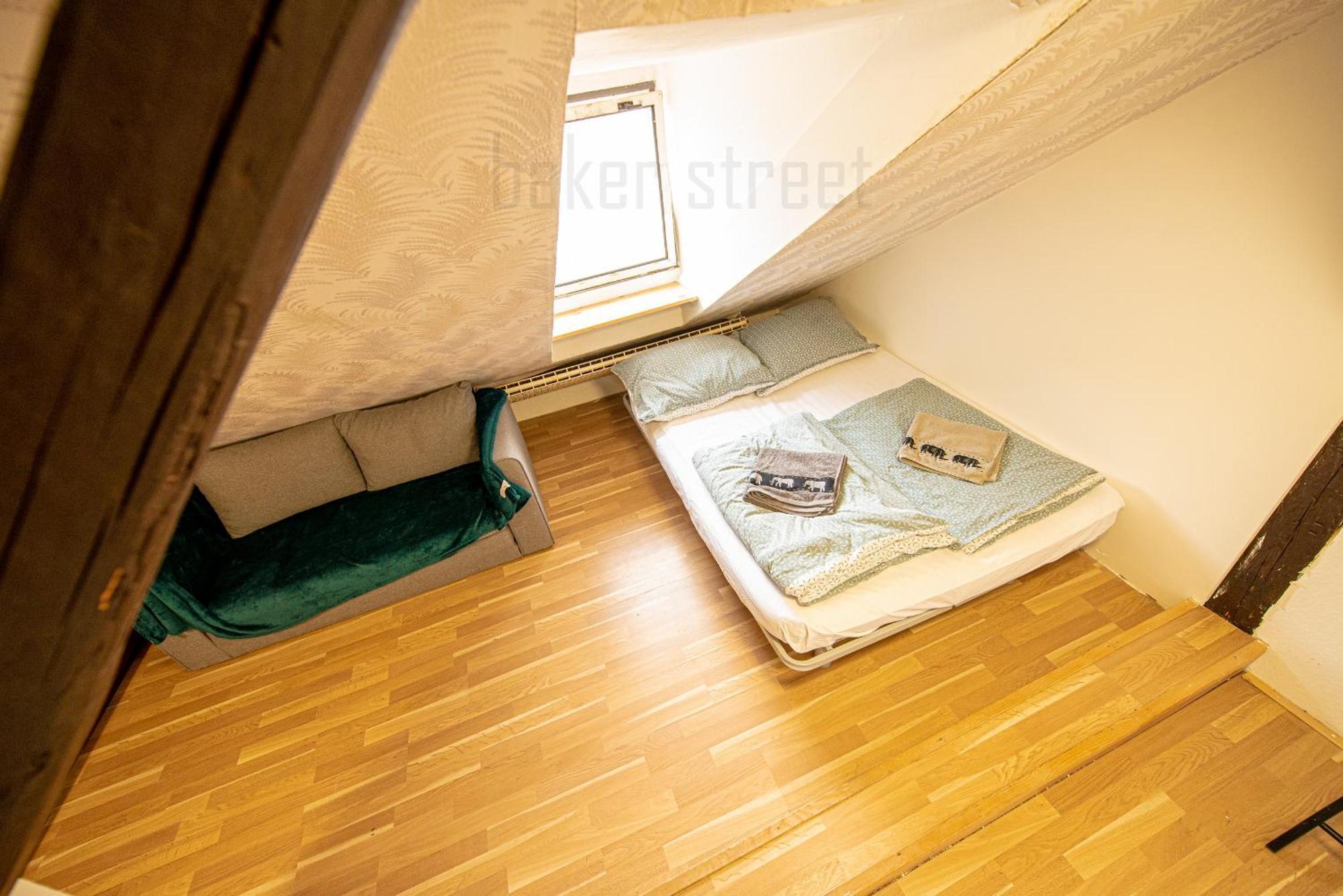 Attic 3 Bedrooms With 2 Bathrooms *