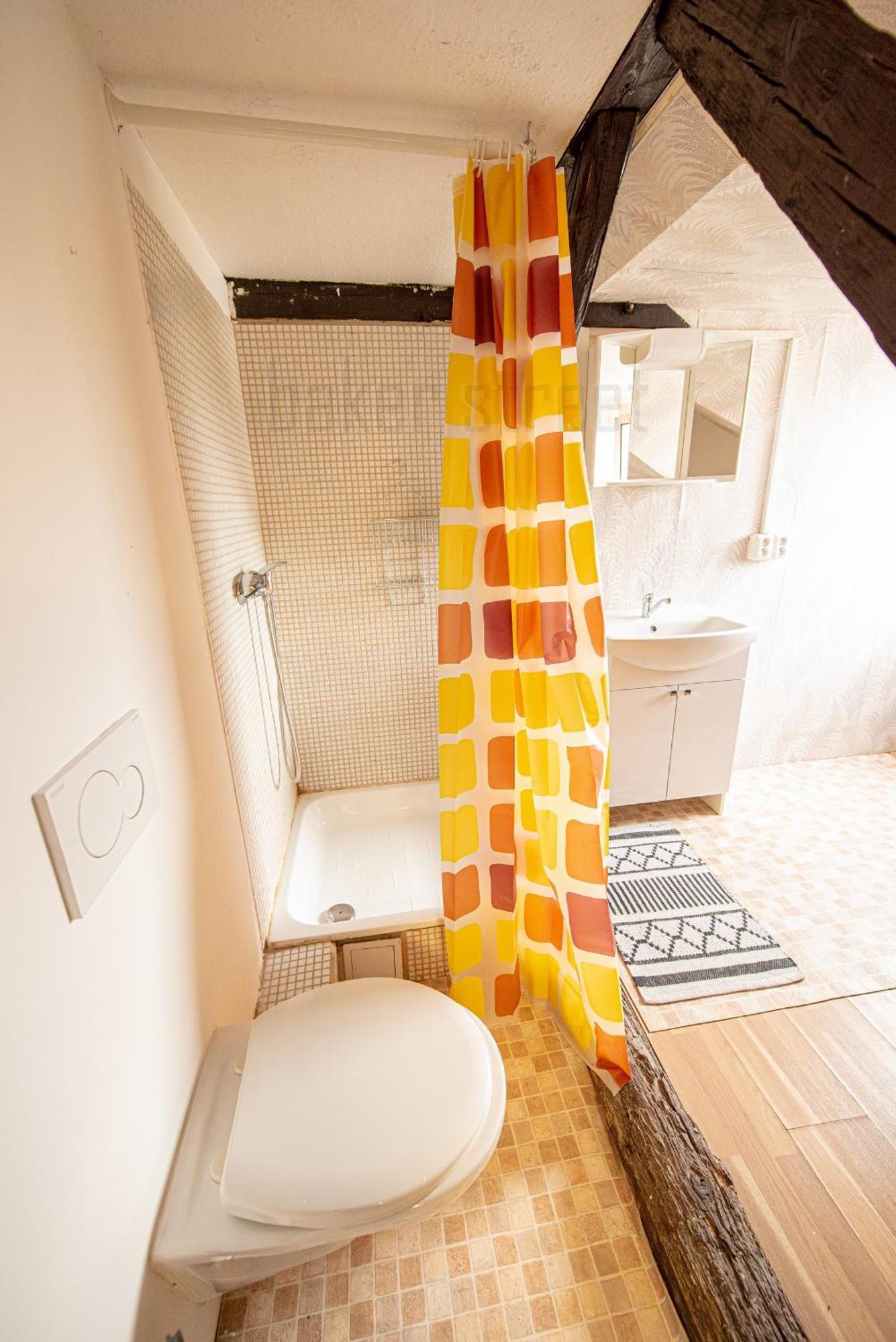 Apartment Attic 3 Bedrooms With 2 Bathrooms *