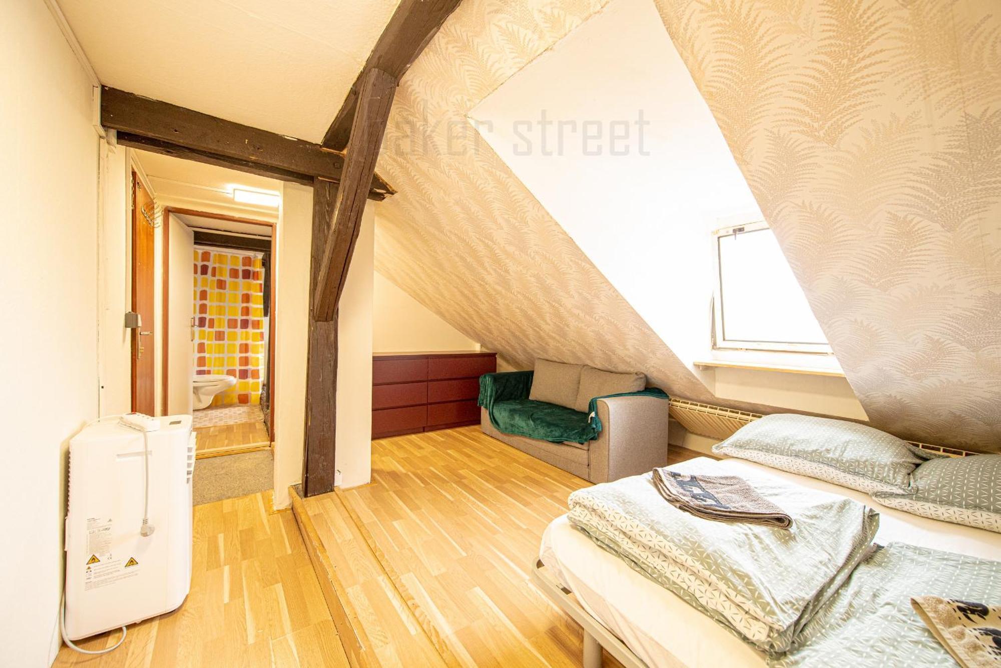 Apartment Attic 3 Bedrooms With 2 Bathrooms *