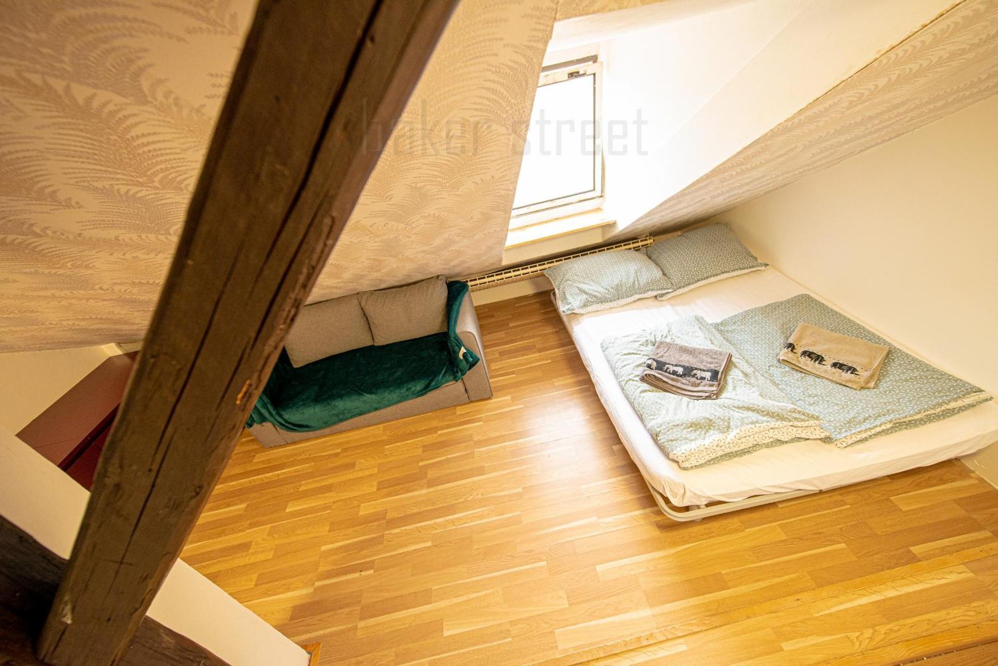 Attic 3 Bedrooms With 2 Bathrooms *