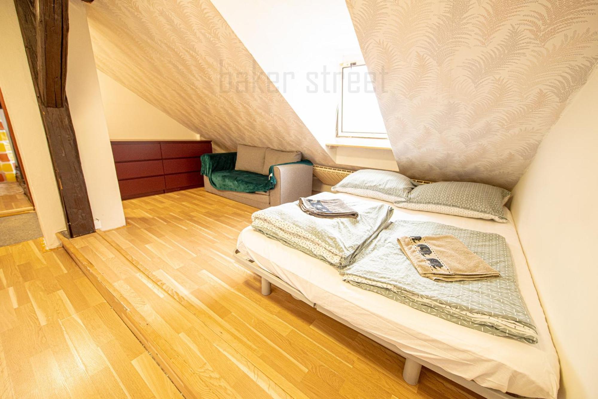 Attic 3 Bedrooms With 2 Bathrooms