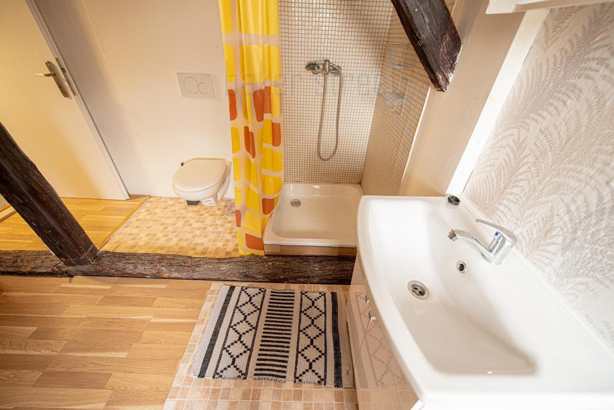 Apartment Attic 3 Bedrooms With 2 Bathrooms *