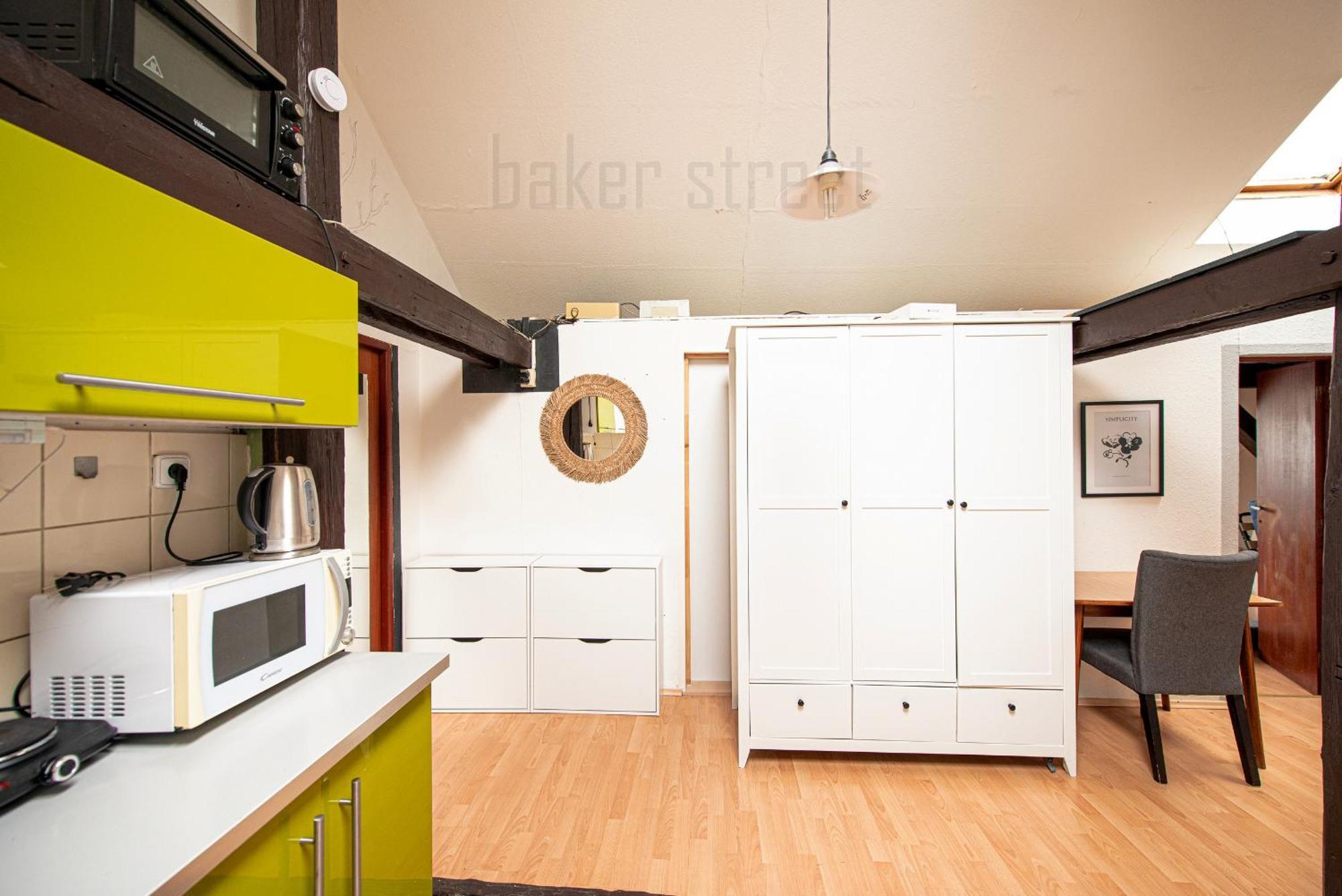 Attic 3 Bedrooms With 2 Bathrooms *