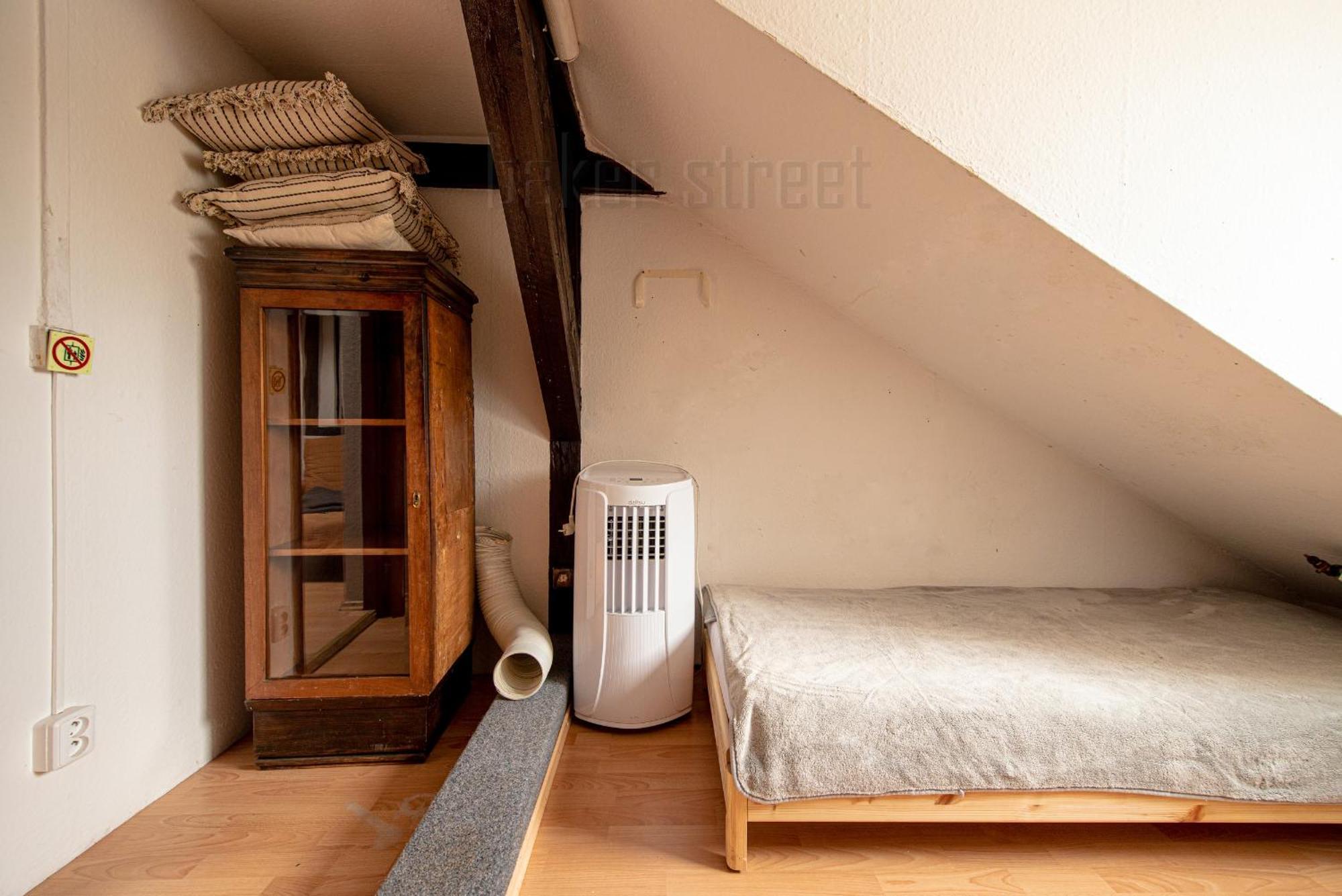 Attic 3 Bedrooms With 2 Bathrooms