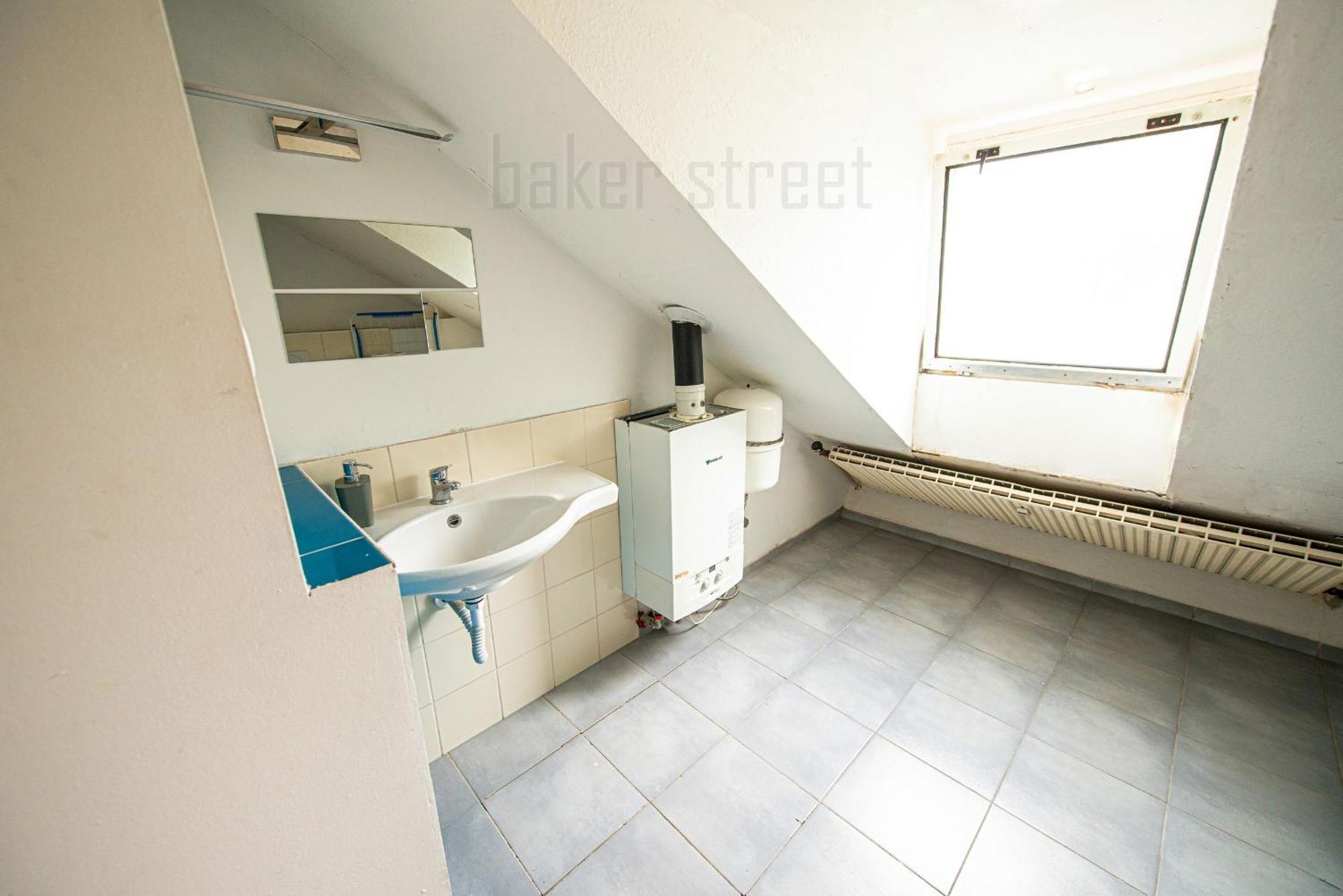 Attic 3 Bedrooms With 2 Bathrooms *