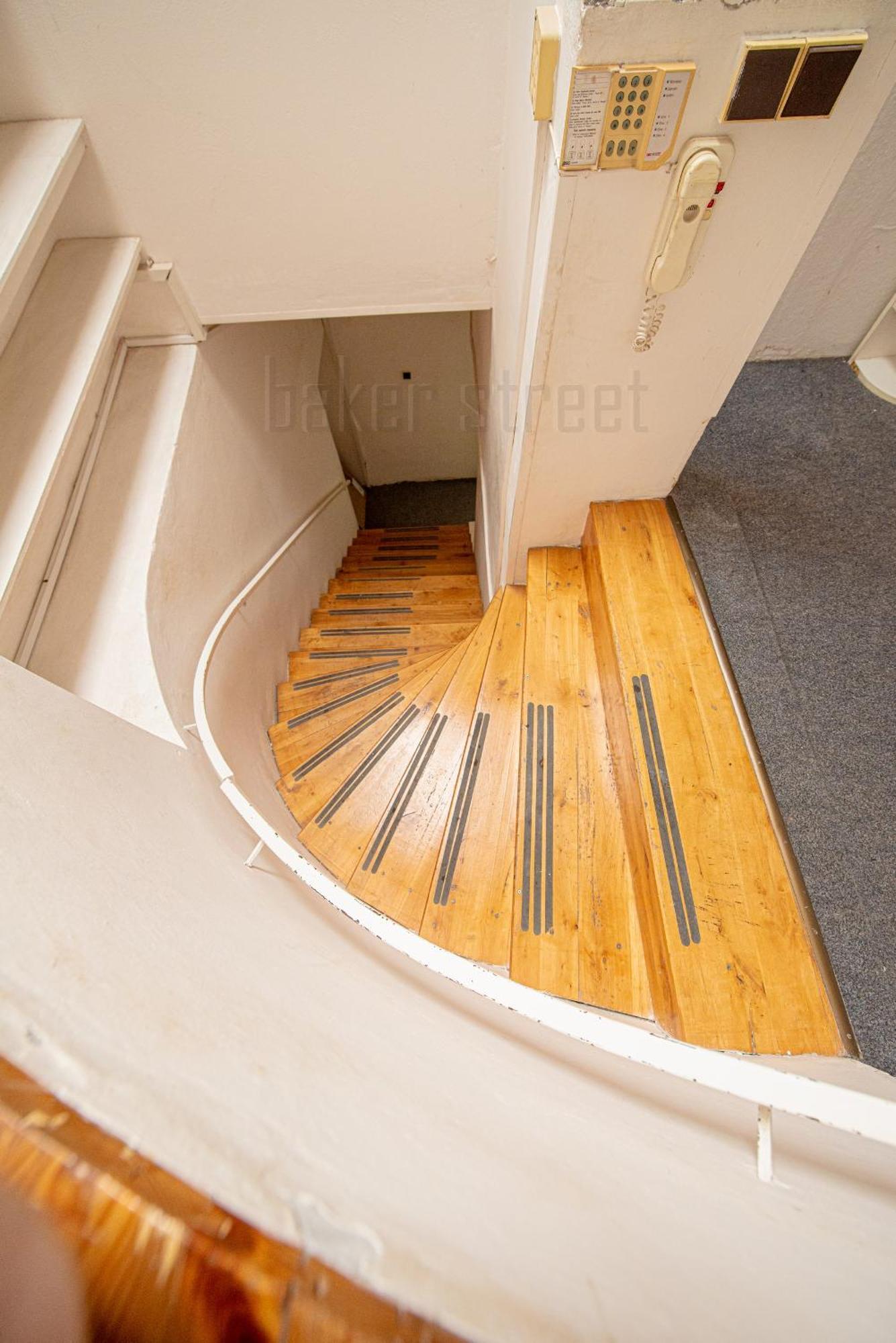 Attic 3 Bedrooms With 2 Bathrooms Apartment Prag