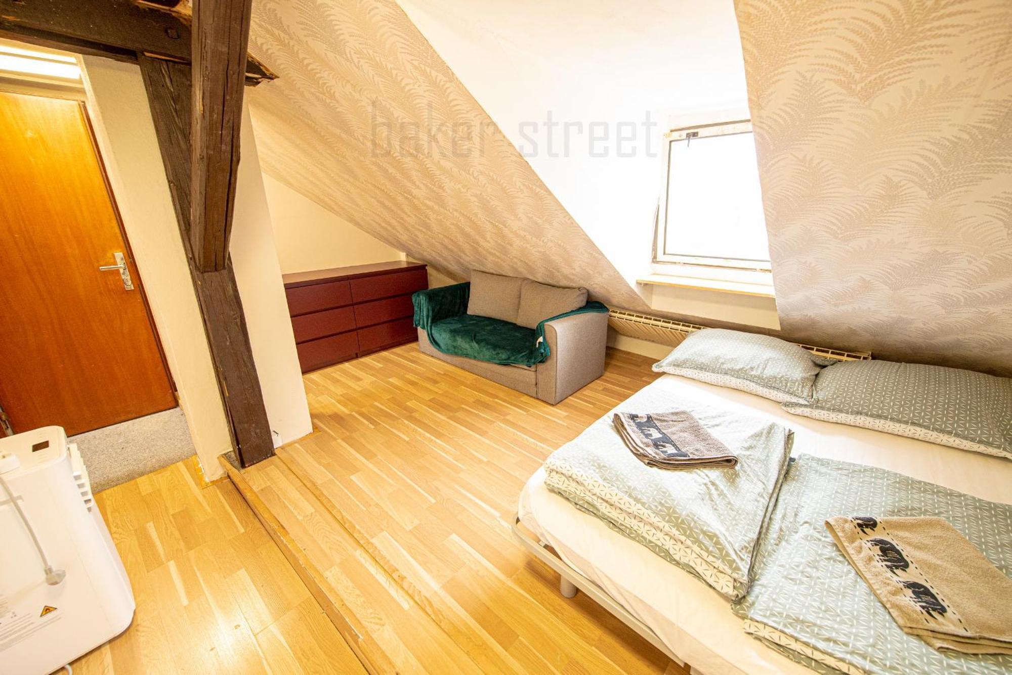 Apartment Attic 3 Bedrooms With 2 Bathrooms *