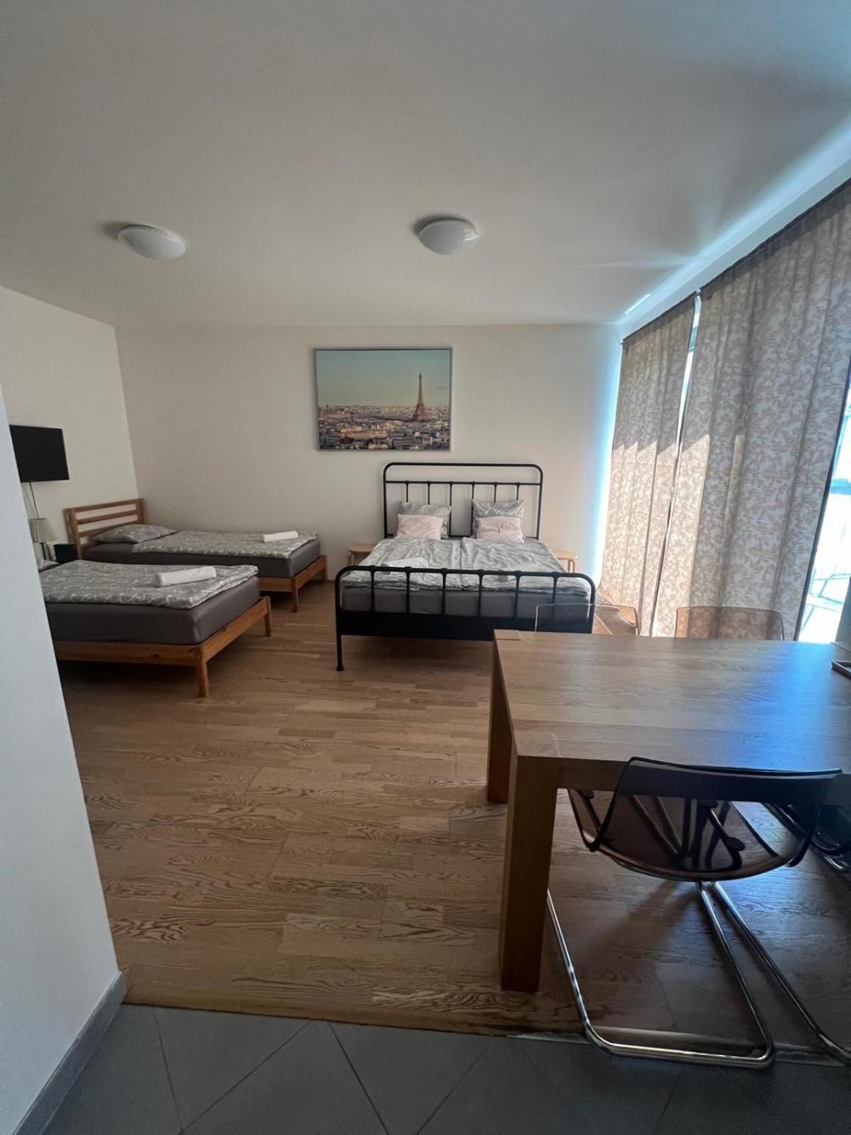 Apartment In Garden Towers Prag