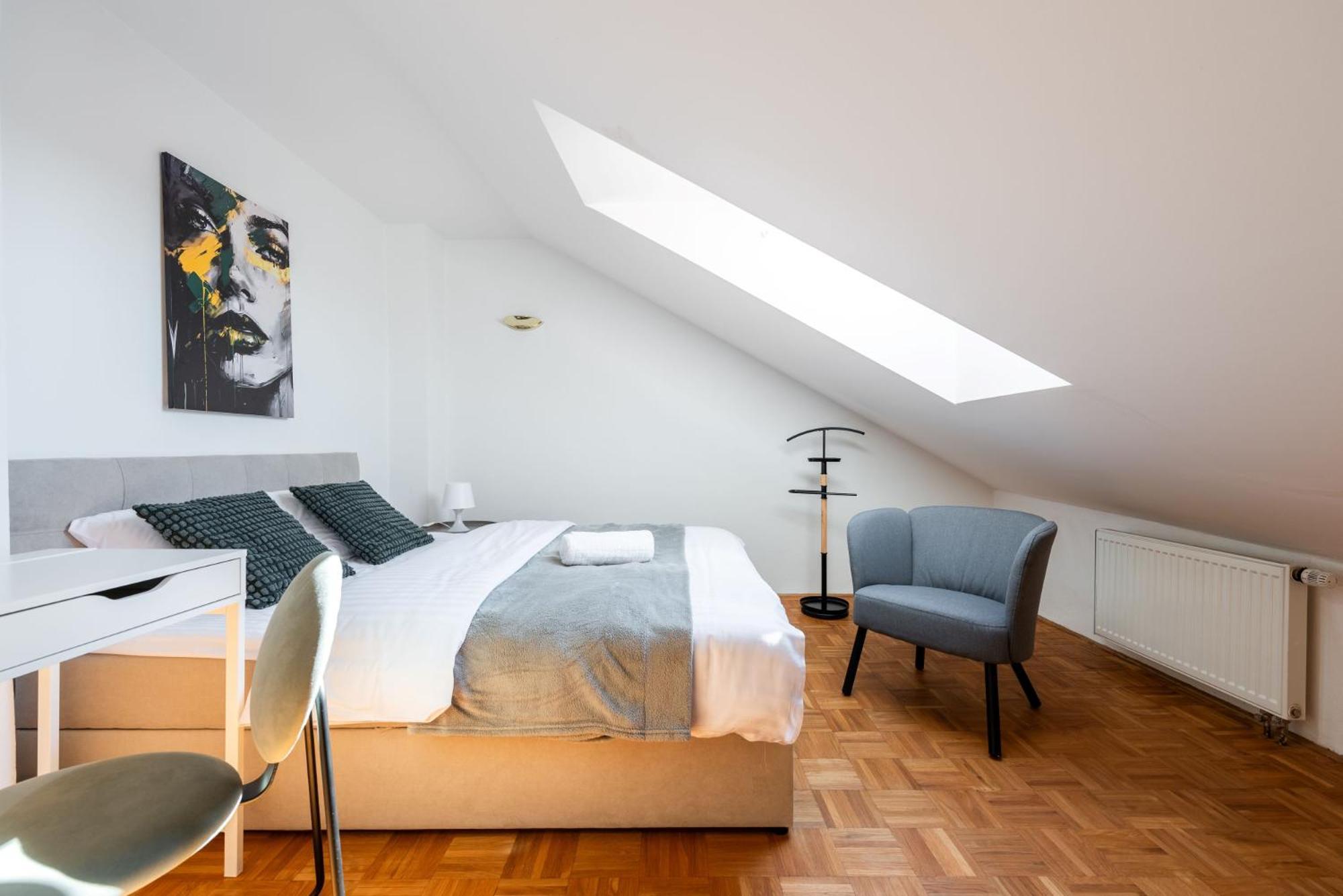 Cozy 4-bedrooms With Terrace Lägenhet Prag