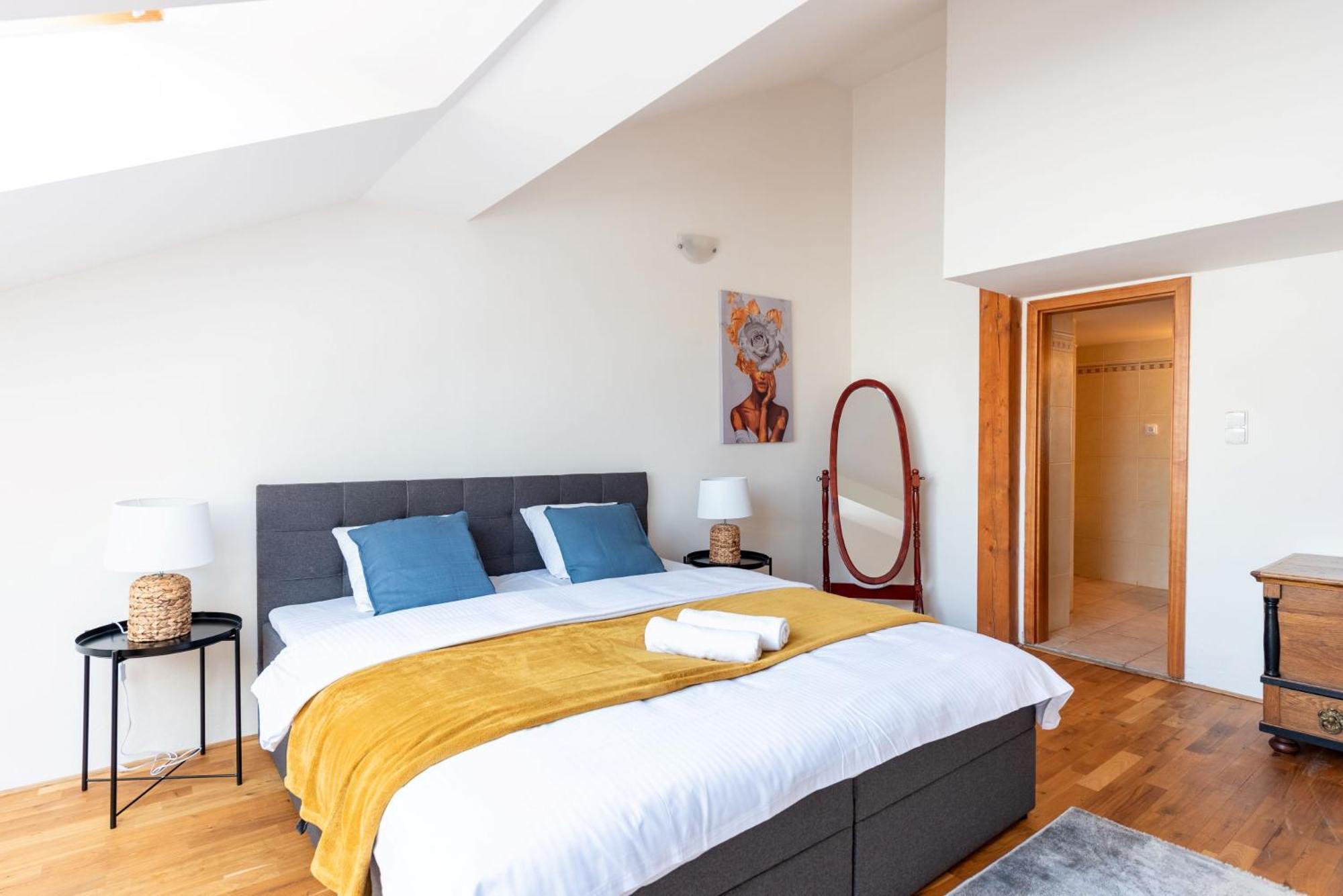 Cozy 4-bedrooms With Terrace Lägenhet Prag