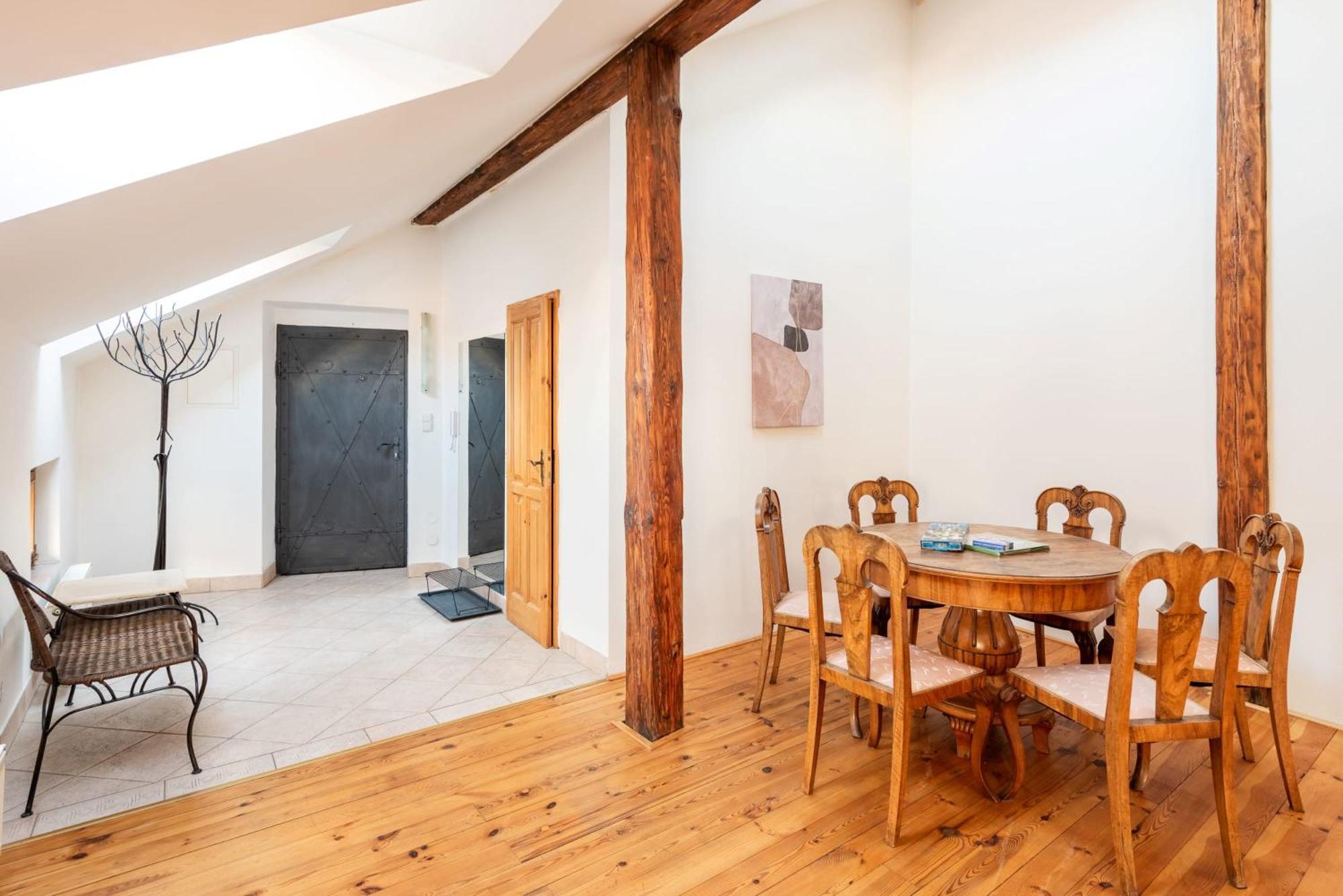 Stylish 2-level Near The National Theatre Apartmán *