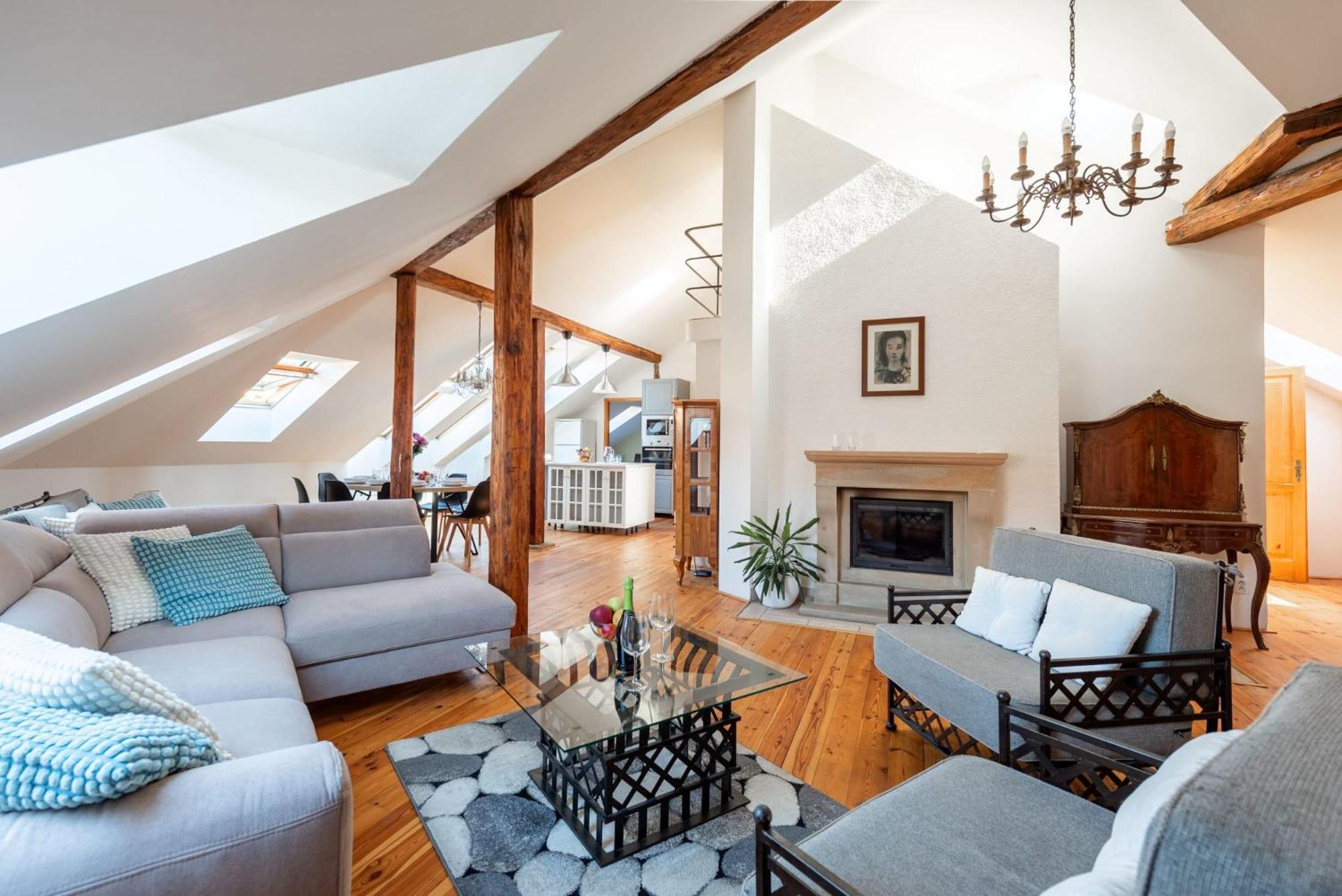 Stylish 2-level Near The National Theatre Apartmán