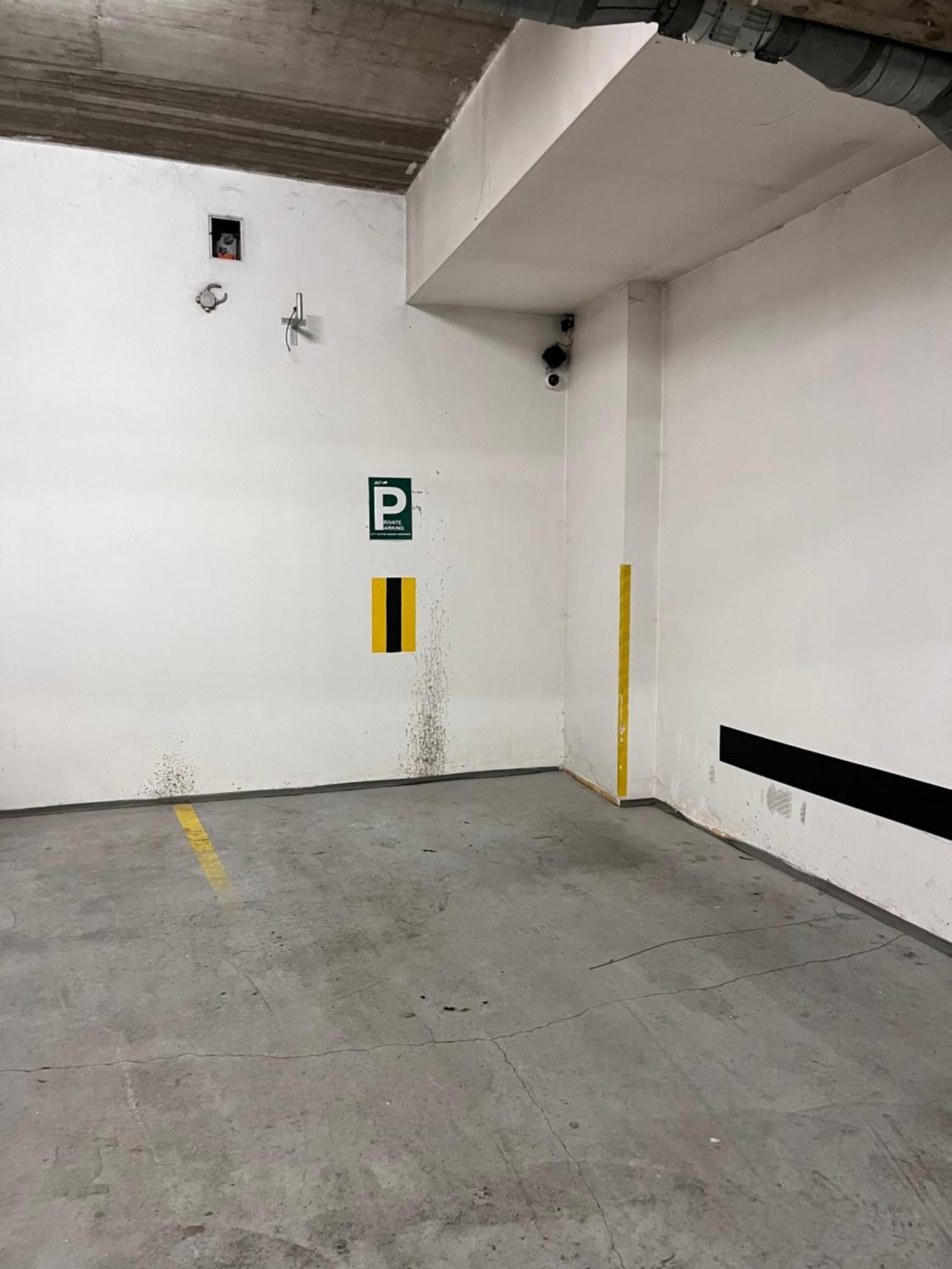 Centre With Parking Apartment