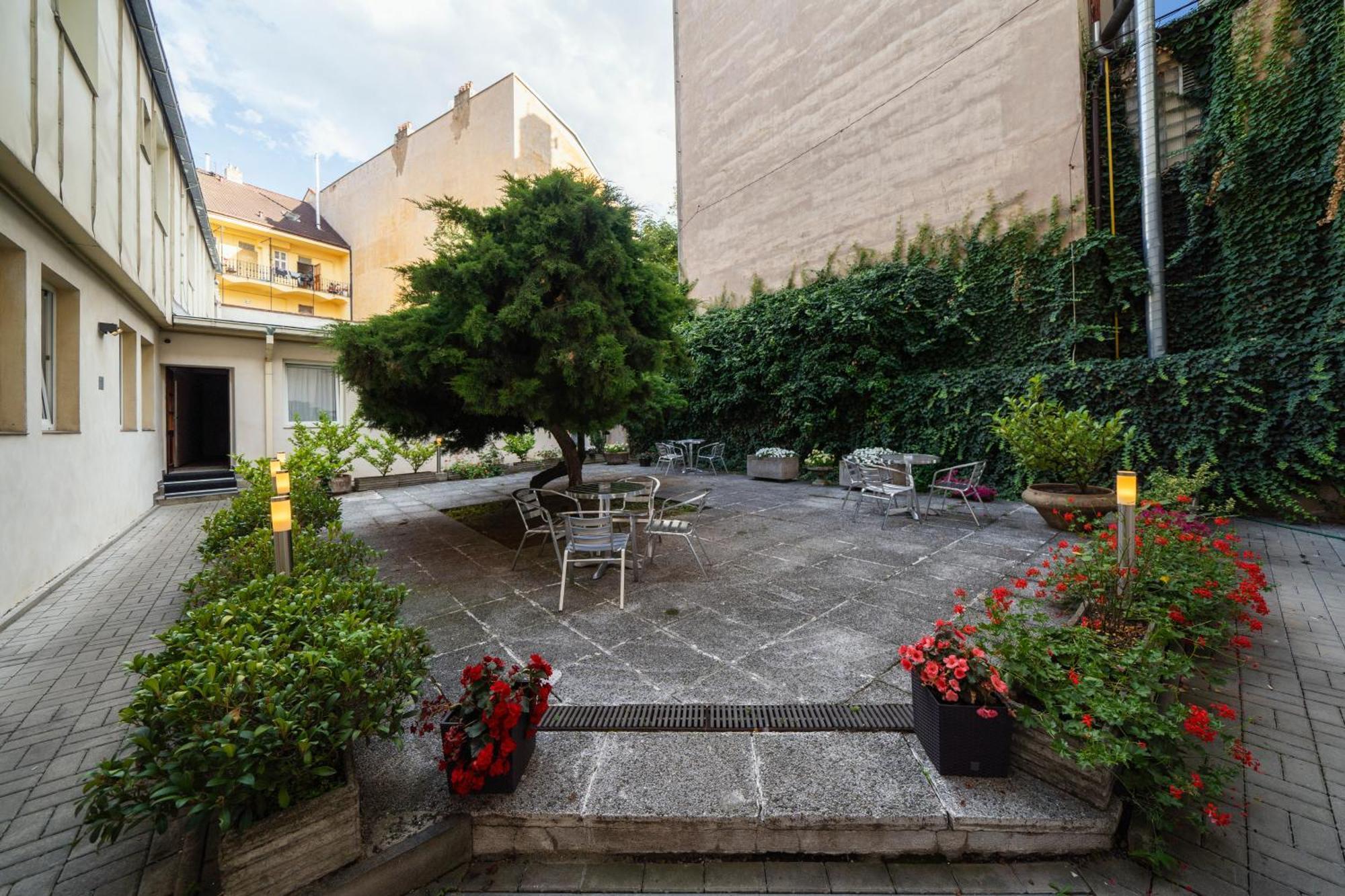 White Lion Hotel 4*