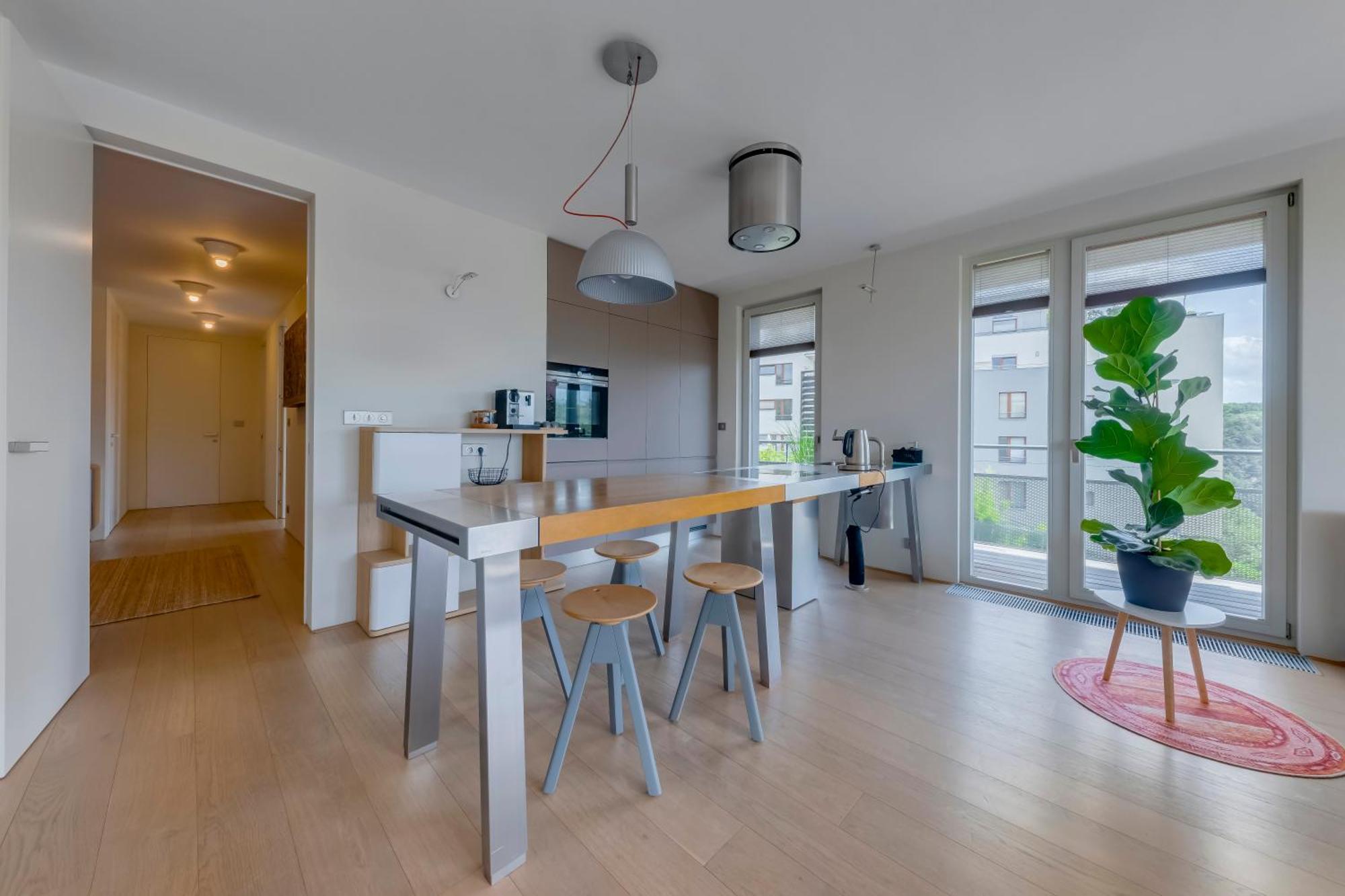 Apartment Moderni S Terasou, 2 Loznice, Parkovani V Cene, Blizko Metra, 15 Min Do Centra Prag