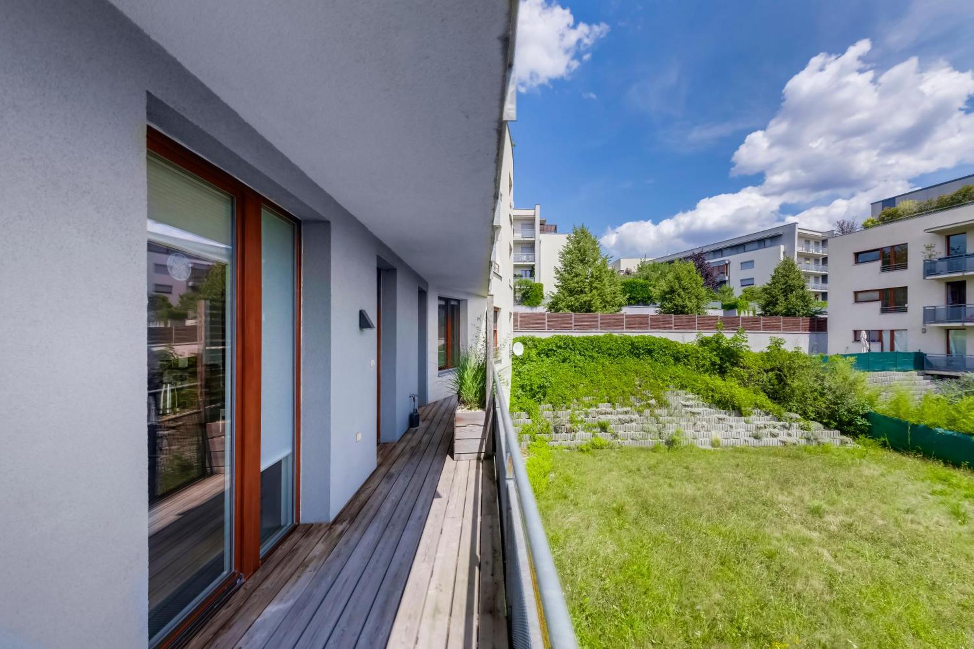 Apartment Moderni S Terasou, 2 Loznice, Parkovani V Cene, Blizko Metra, 15 Min Do Centra Prag