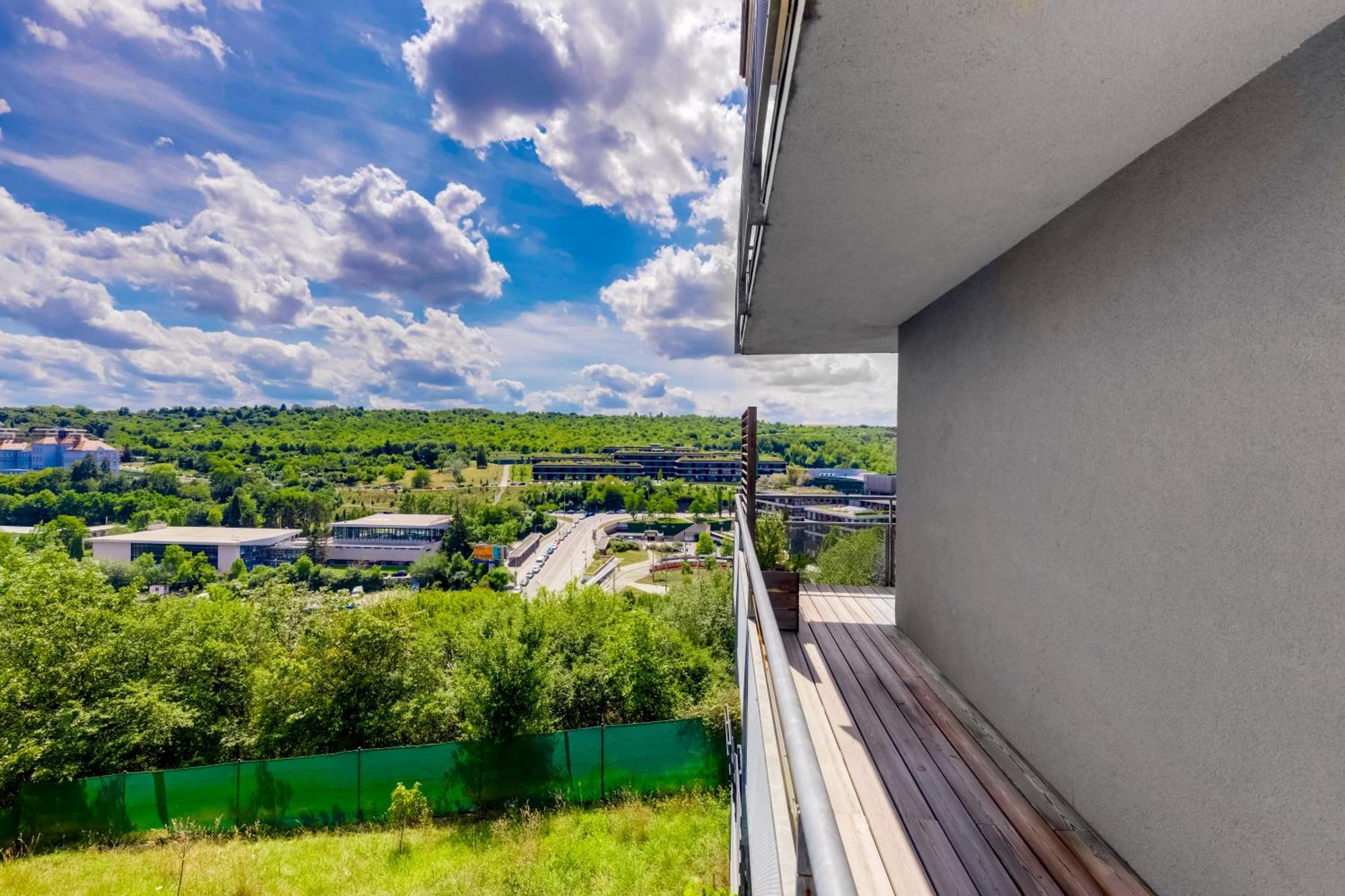 Apartment Moderni S Terasou, 2 Loznice, Parkovani V Cene, Blizko Metra, 15 Min Do Centra Prag