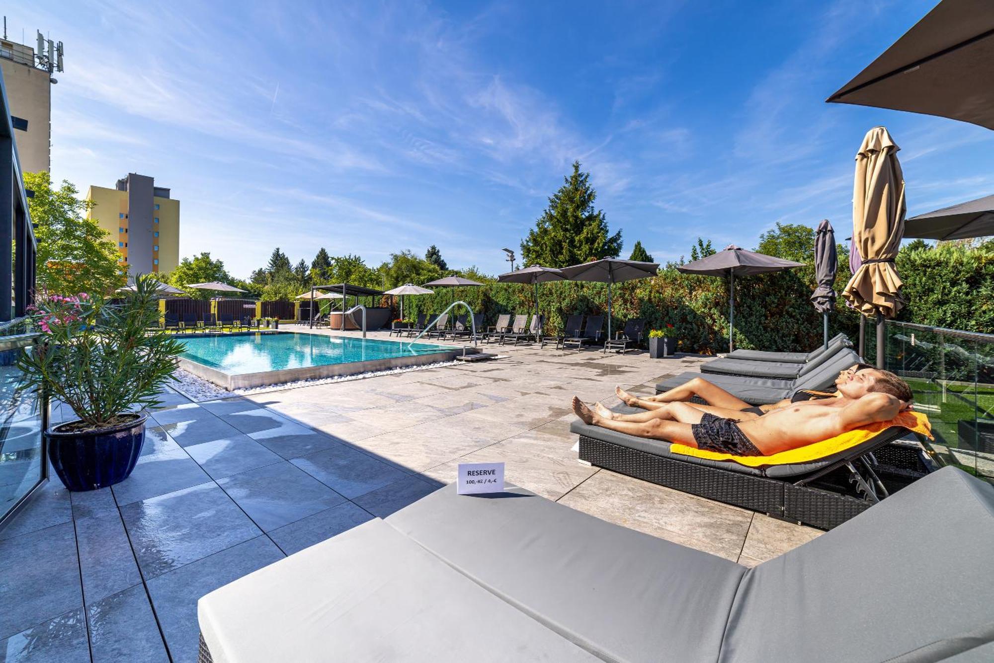 Hotel Aura Design&garden Pool Prag