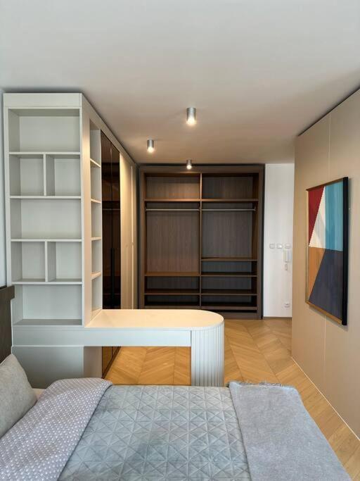 Luxe Near The Airport * Prag